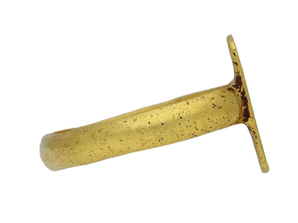 Anillo esponsal bizantino, siglo VII-VIII d.C.  Anillo de oro amarillo con bisel cuadrado en forma de placa grabado con dos figuras de cuerpo entero coronadas que flanquean una cruz, todo ello dentro de un borde punteado, y sobre un vástago