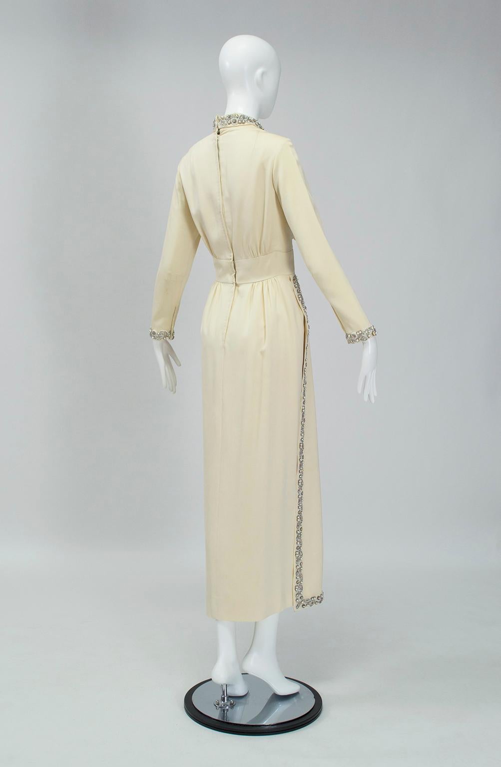 Byzantinisches Hochzeitskleid aus cremefarbener, juwelenbesetzter Seide mit Modeschmuck-Einsatz und Rock - M, 1968 (Beige) im Angebot