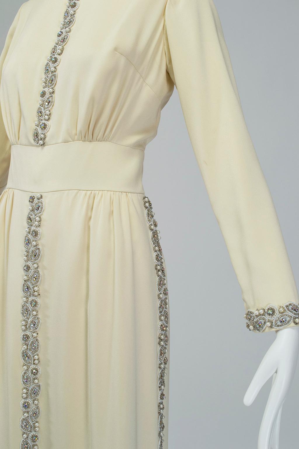 Vestido de novia con falda de paneles de modestia de seda enjoyada crema bizantina - M, 1968 en venta 3