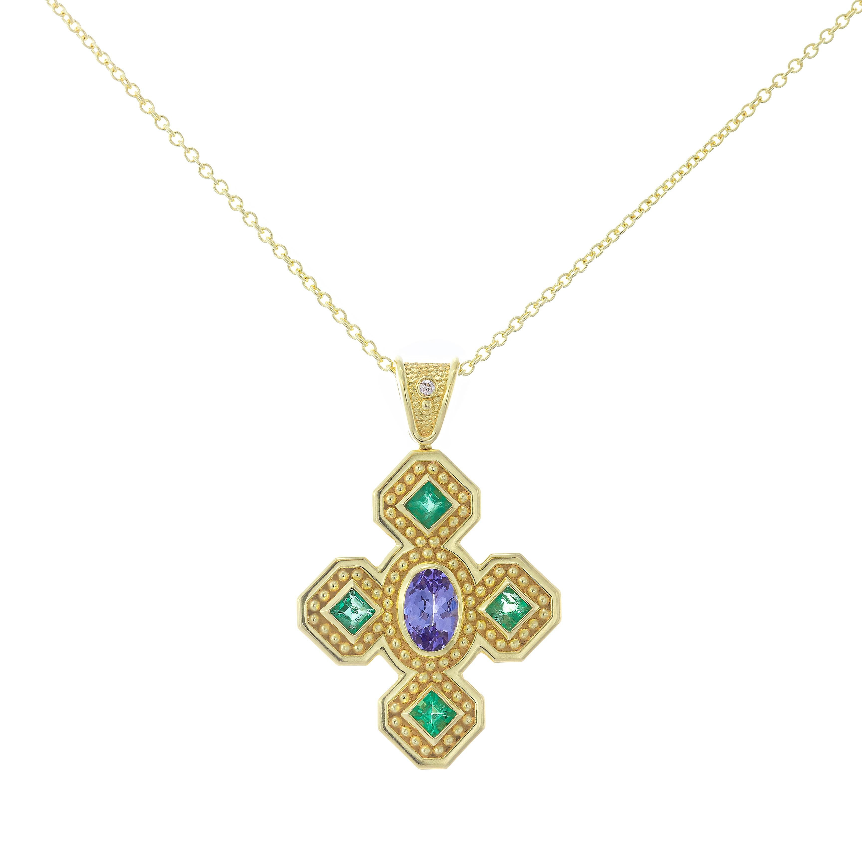 Taille ovale Pendentif croix byzantine avec émeraudes, tanzanite et diamants en vente