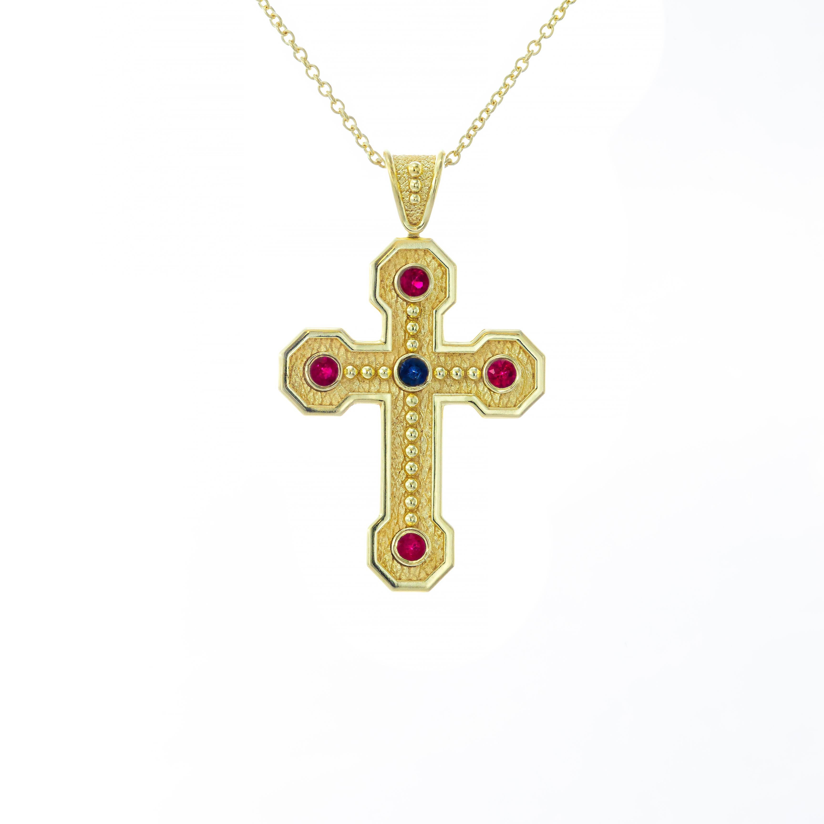 Taille ronde Pendentif croix byzantine avec rubis et saphir en vente