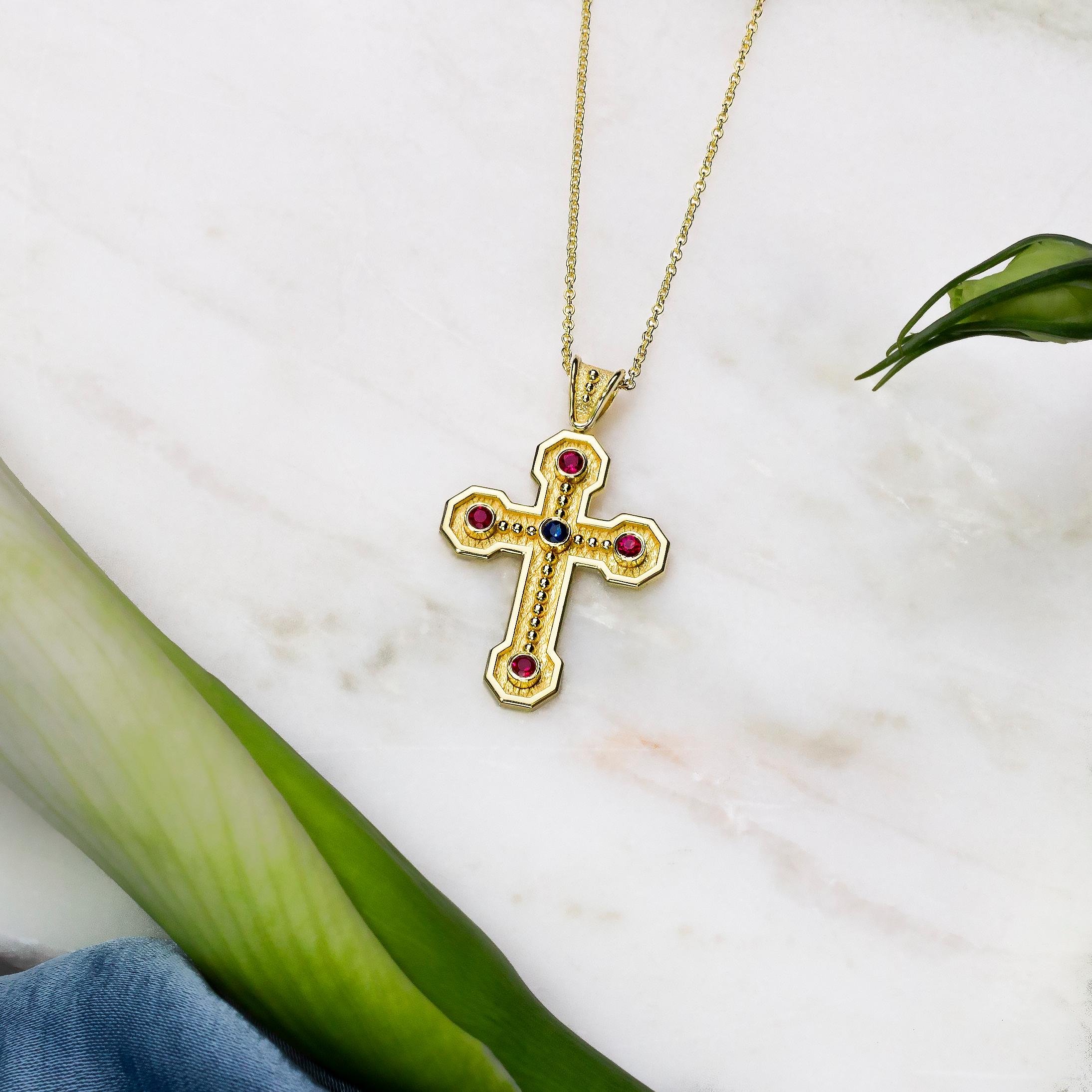 Pendentif croix byzantine avec rubis et saphir Pour femmes en vente