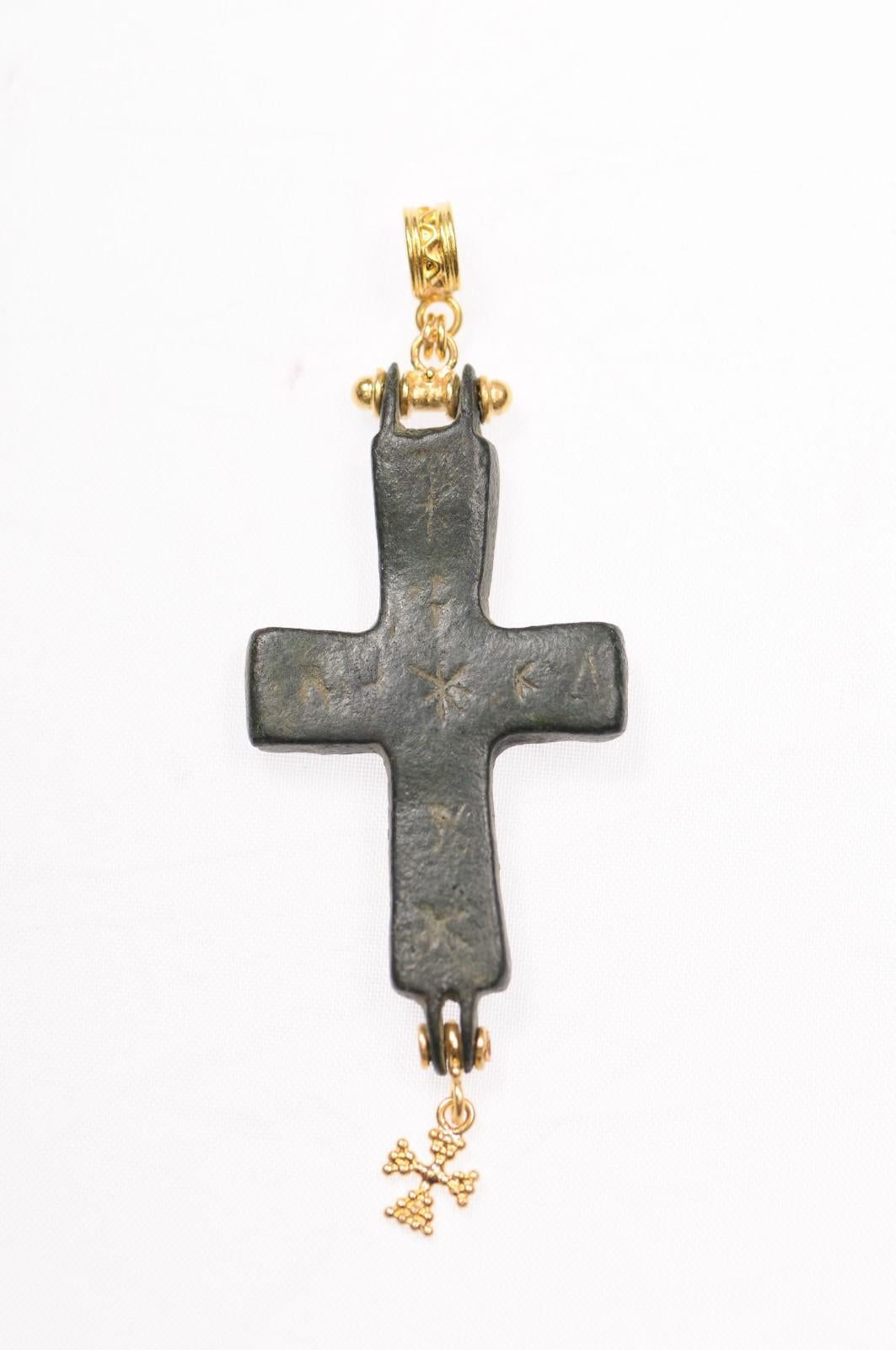Byzantin Croix byzantine avec pendentif croix en or, 21 carats (pendant uniquement) en vente