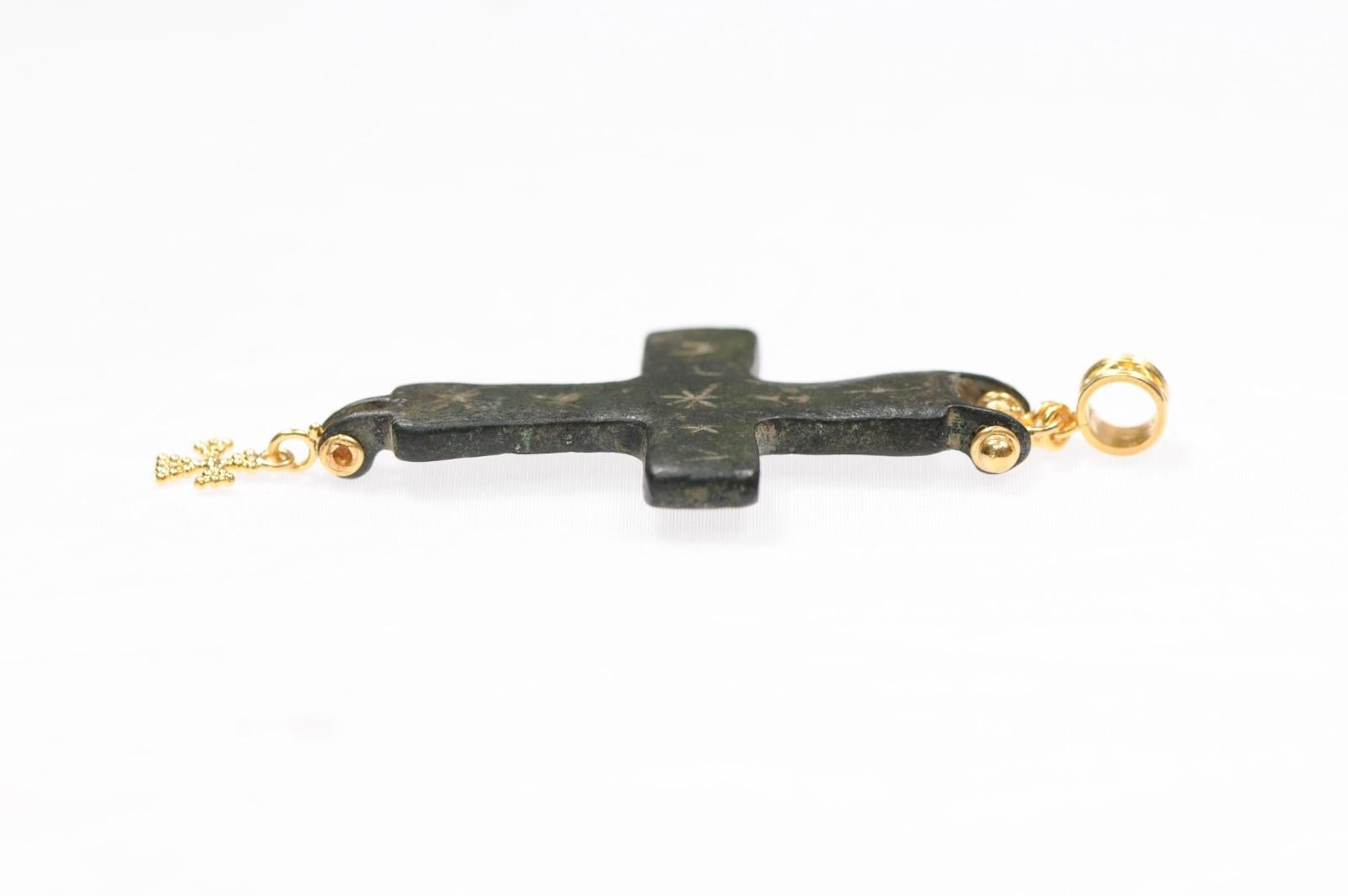 Croix byzantine avec pendentif croix en or, 21 carats (pendant uniquement) en vente 3