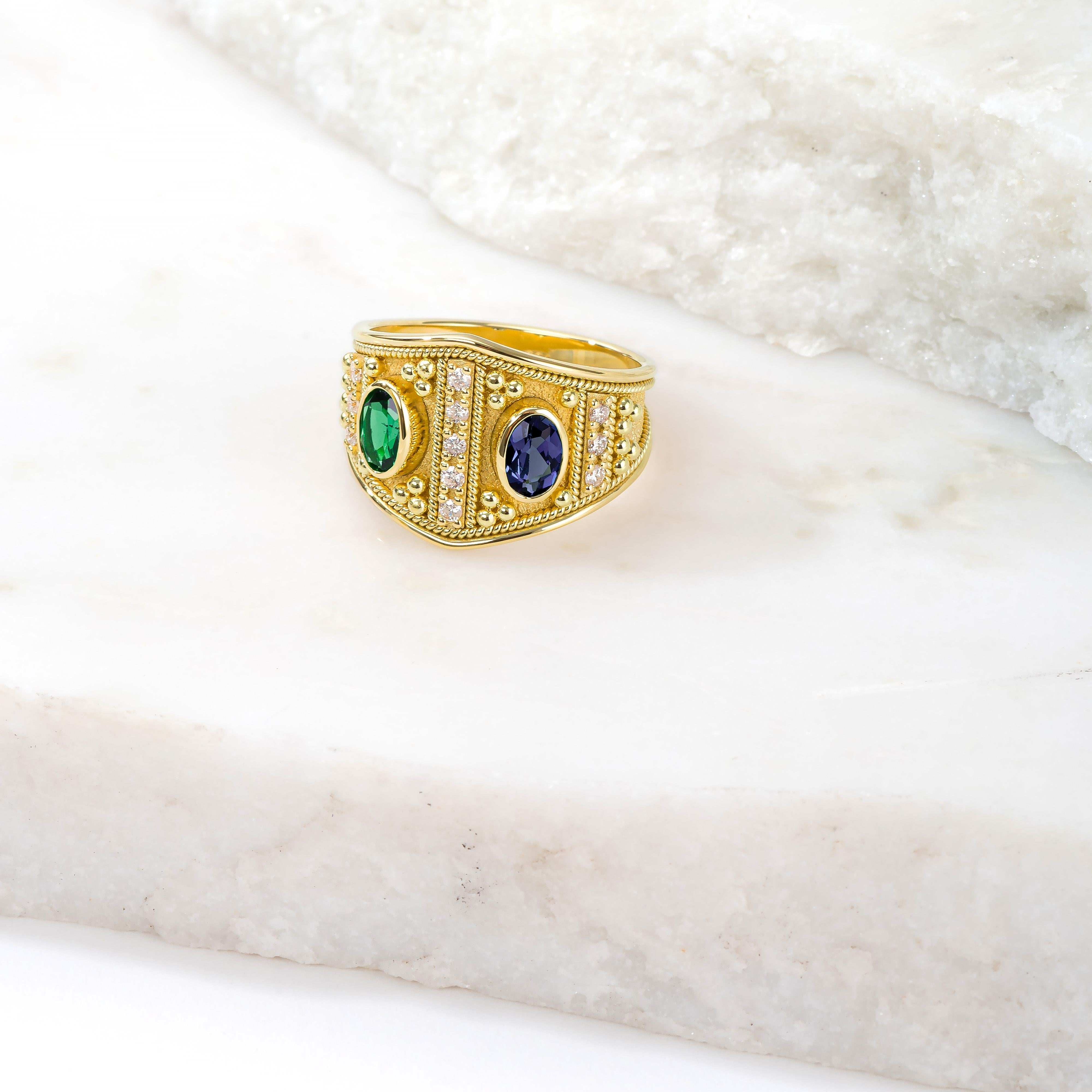 Goldring mit byzantinischem Smaragd und Saphir (Ovalschliff) im Angebot