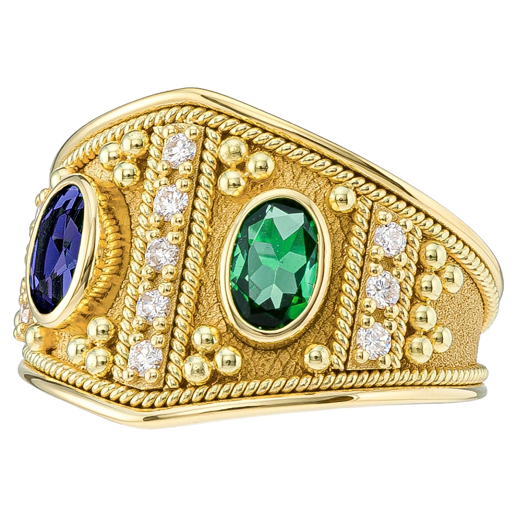 Goldring mit byzantinischem Smaragd und Saphir im Angebot