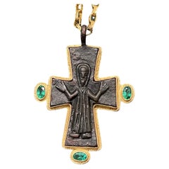 Pendentif authentique en or 18 carats avec croix en bronze et émeraudes de style byzantin, 8e au 11e siècle