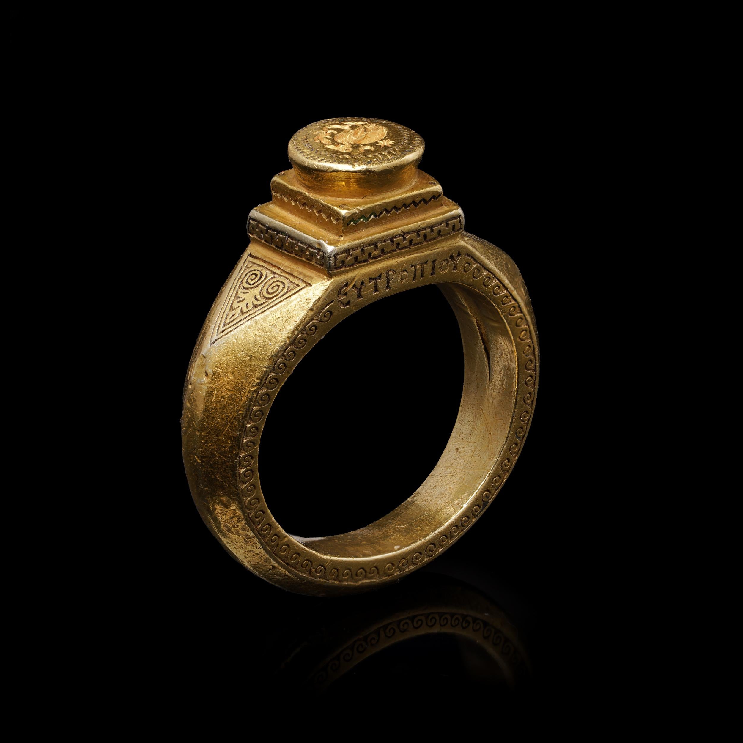 Byzantine Gold Intaglio Ring with Niello Inlay In Good Condition For Sale In Braintree, GB