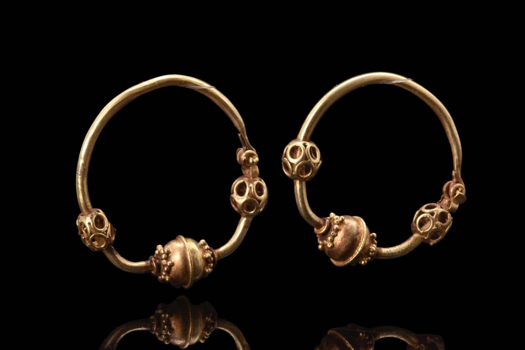 Médiéval Paire de boucles d'oreilles assorties en or byzantin en vente