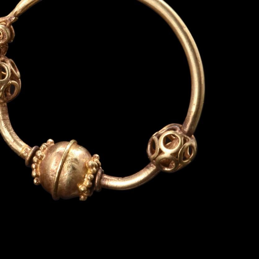 Paire de boucles d'oreilles assorties en or byzantin Bon état - En vente à London, GB