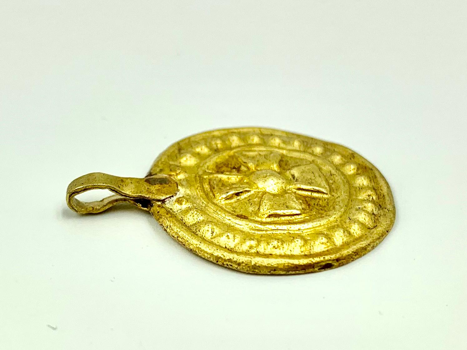 Byzantine Gold Medallion of the Cross of Saint Cuthbert, 6th-7th Century A.D. In Good Condition In New York, NY