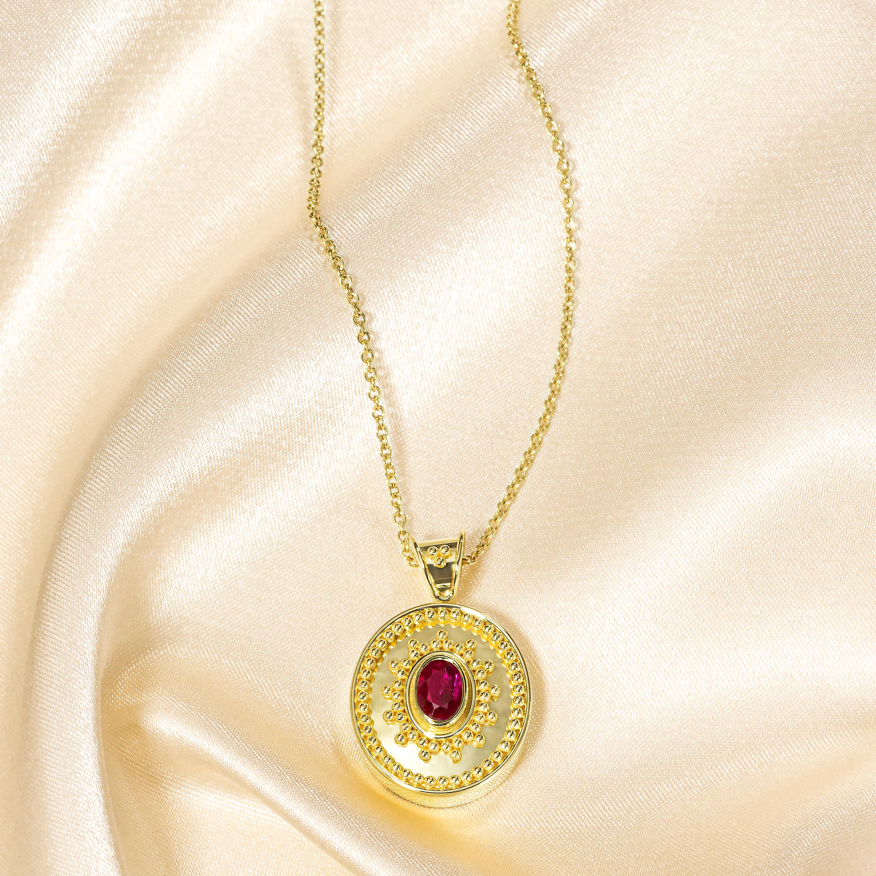 Taille ovale Pendentif ovale en or byzantin avec finition brillante et rubis en vente