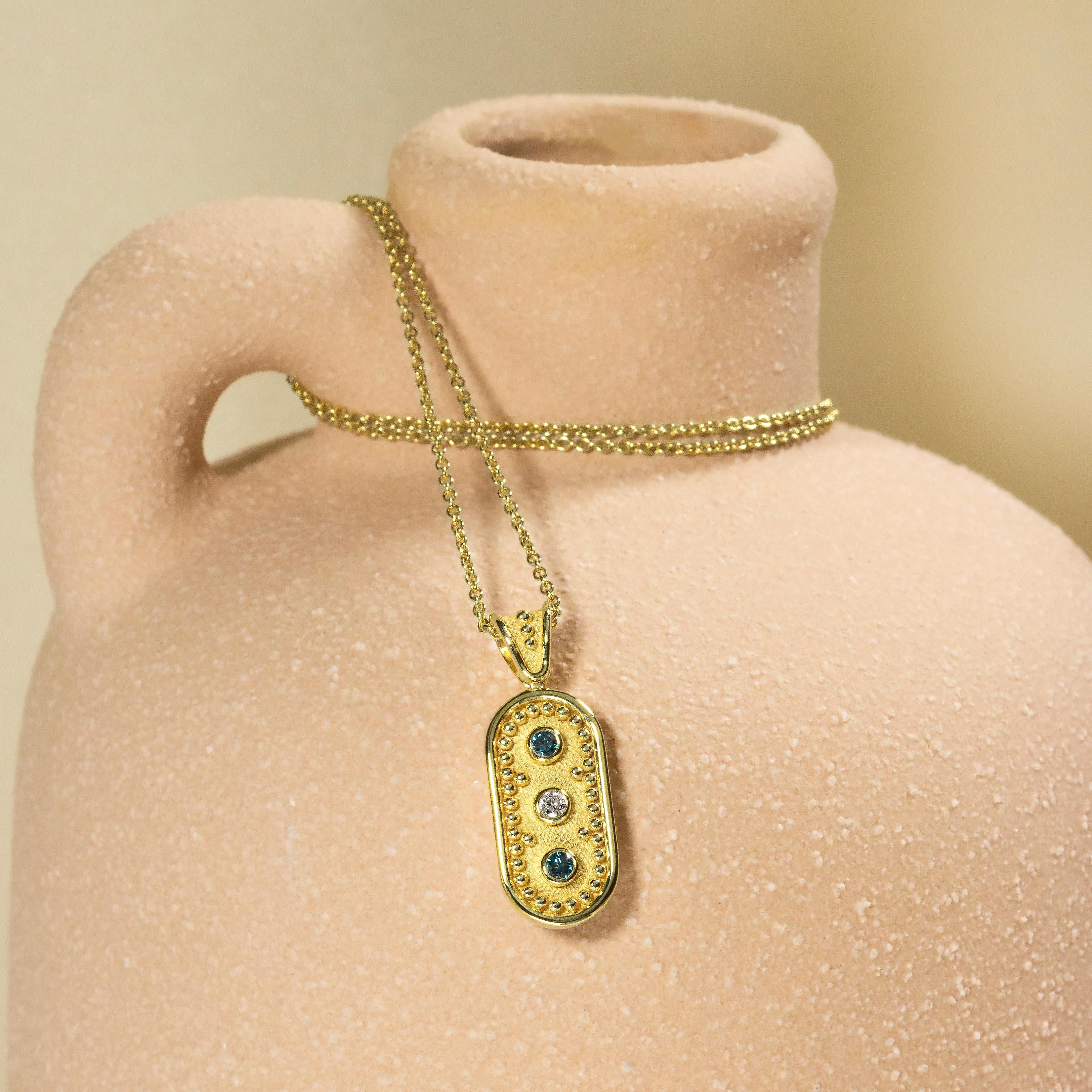 Byzantinischer Goldanhänger mit blauen Diamanten (Brillantschliff) im Angebot