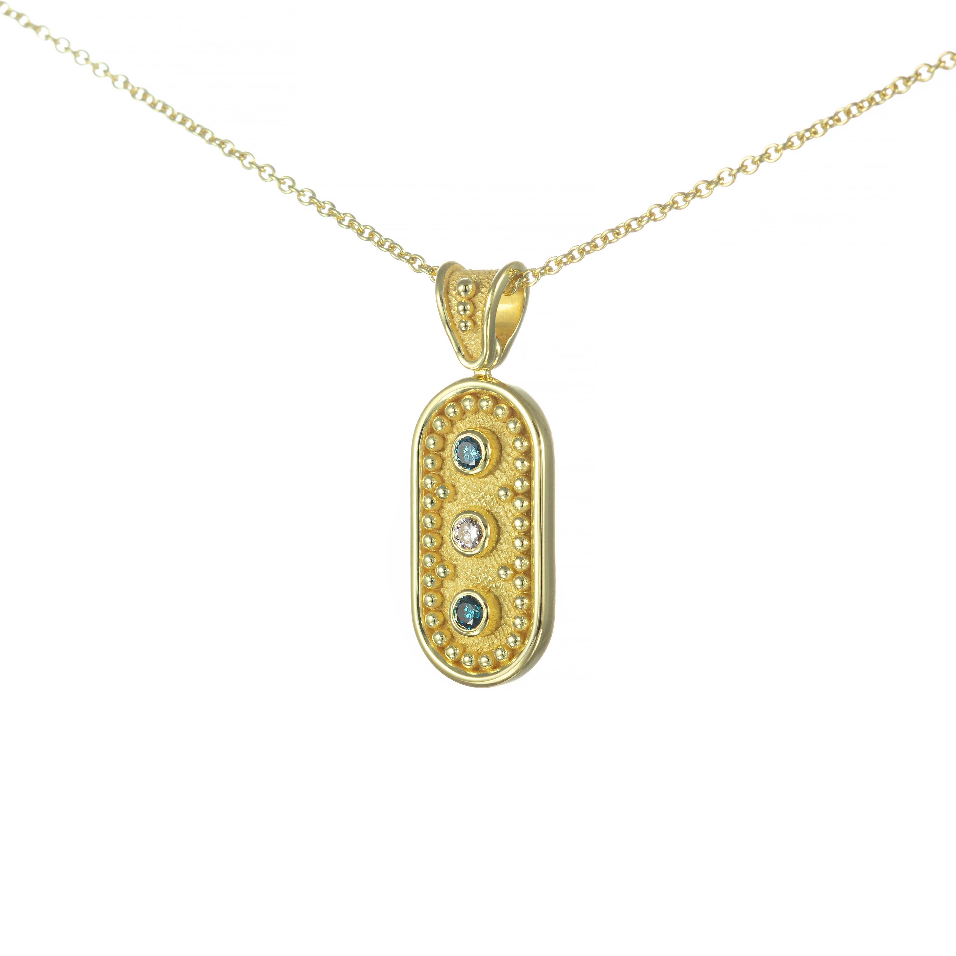 Taille brillant Pendentif en or byzantin avec diamants bleus en vente