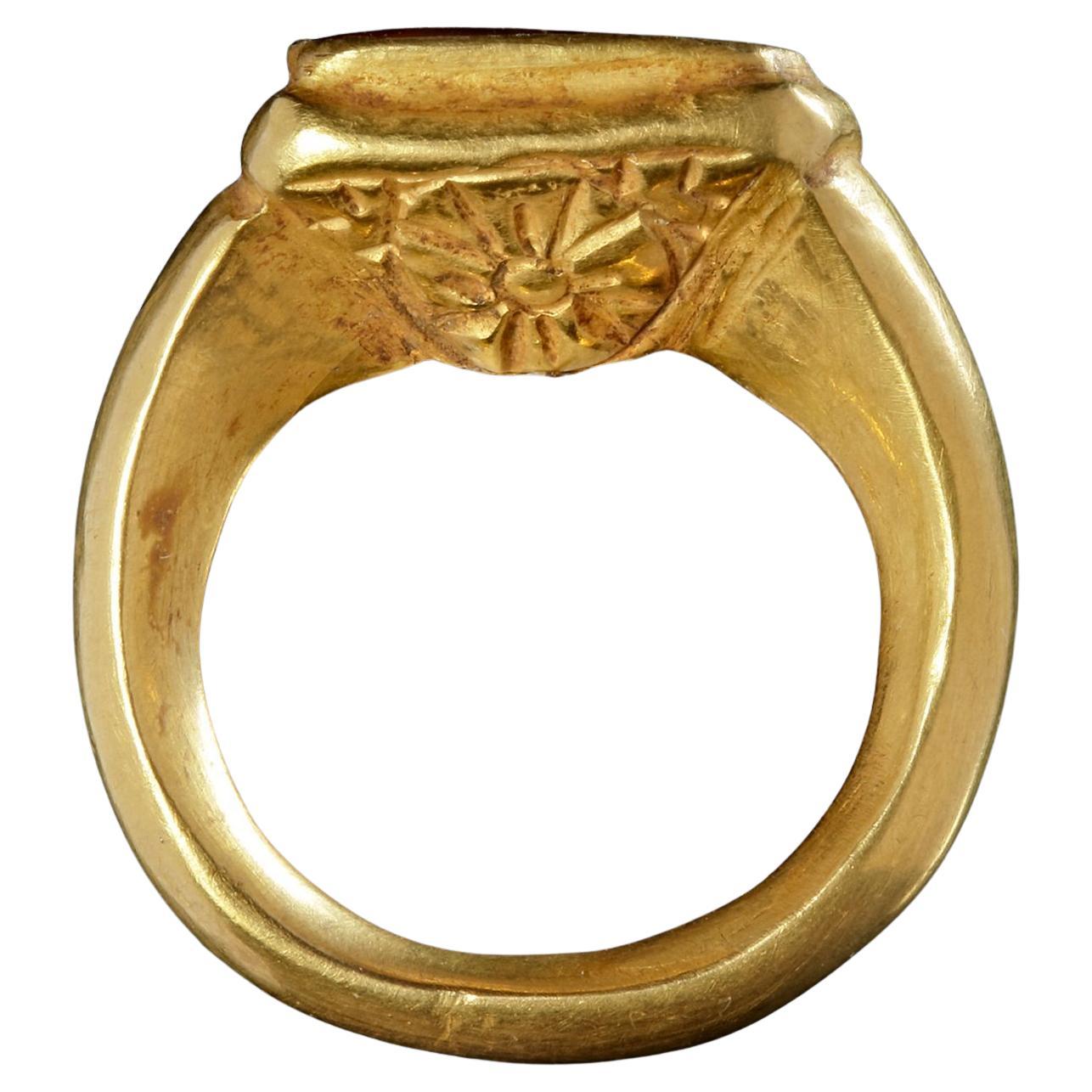 Byzantine Gold Ring With A Topaz Intaglio With A Bust Of Christ 7th Century In Good Condition For Sale In Firenze, IT