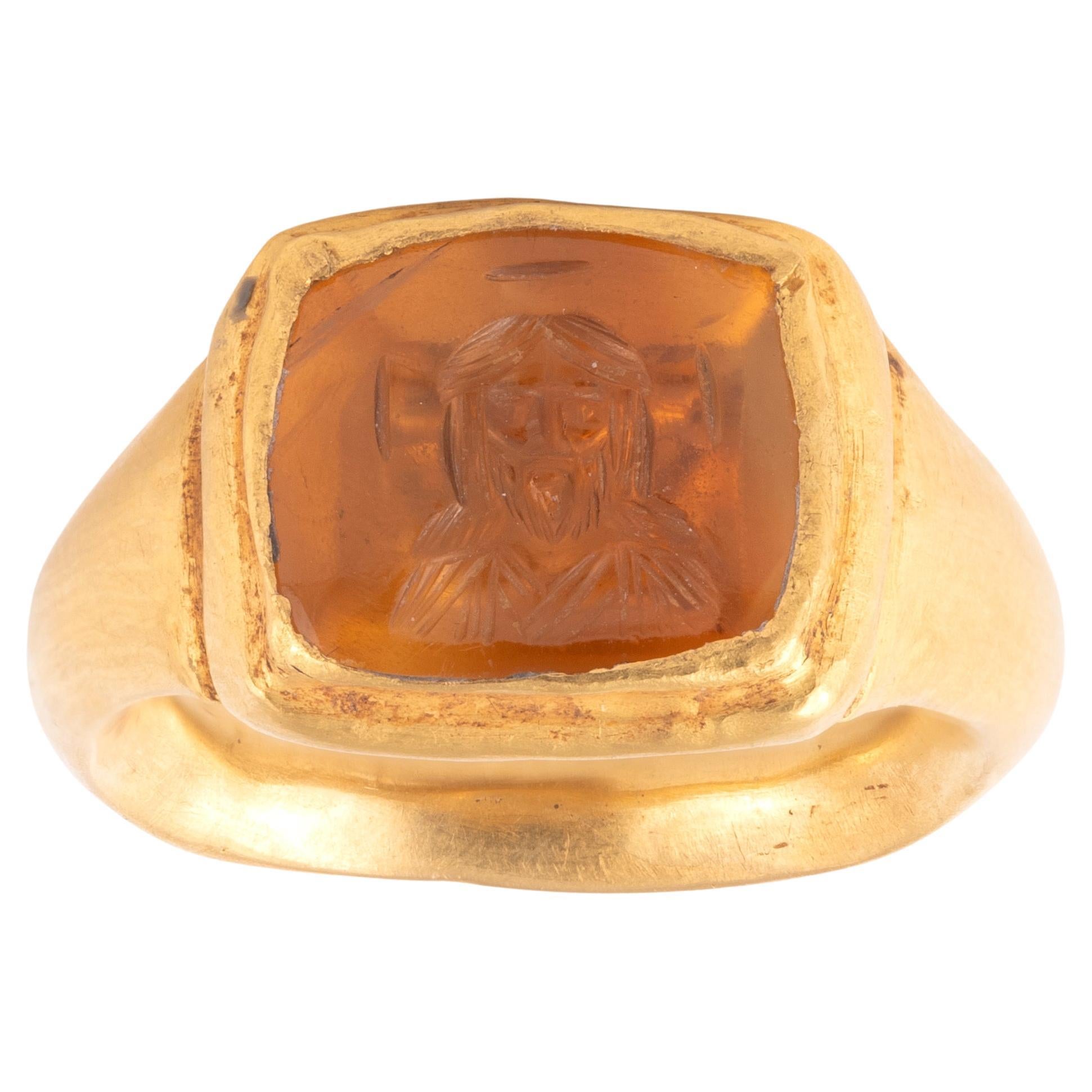 Byzantin Bague byzantine en or avec une intaille en topaze représentant un buste du Christ 7e siècle en vente