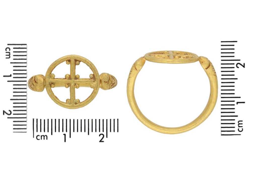 Byzantinischer Goldring mit Kreuz, ca. 5.-7. Jahrhundert AD für Damen oder Herren im Angebot