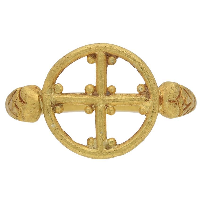 Byzantinischer Goldring mit Kreuz, ca. 5.-7. Jahrhundert AD im Angebot