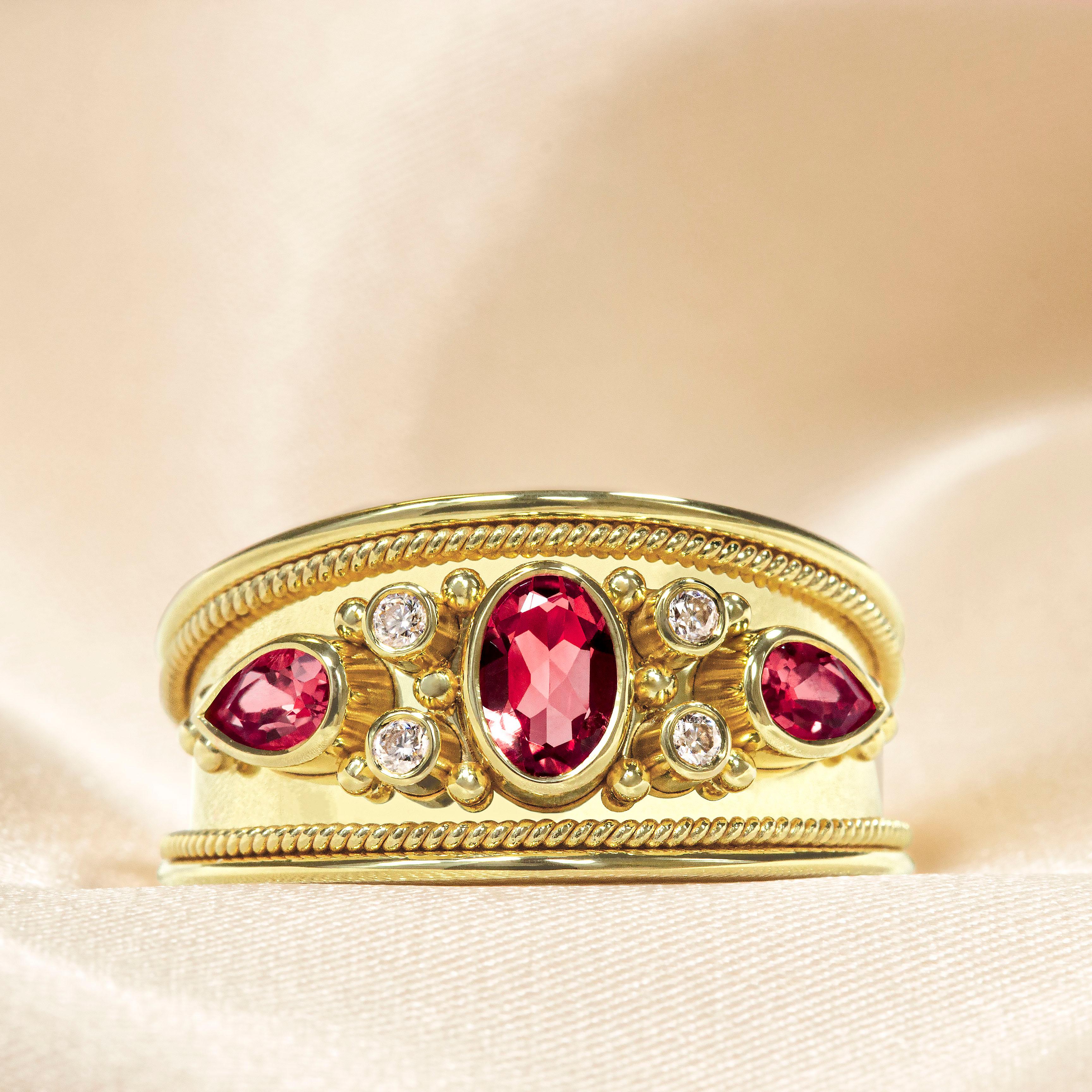 Eleganz steht im Mittelpunkt unseres fesselnden Goldrings, in dem feurige Rubine, Brillanten und glänzendes Finish in harmonischem Glanz aufeinandertreffen. Dieses exquisite Stück ist mehr als nur ein Schmuckstück; es ist ein Statement von zeitlosem