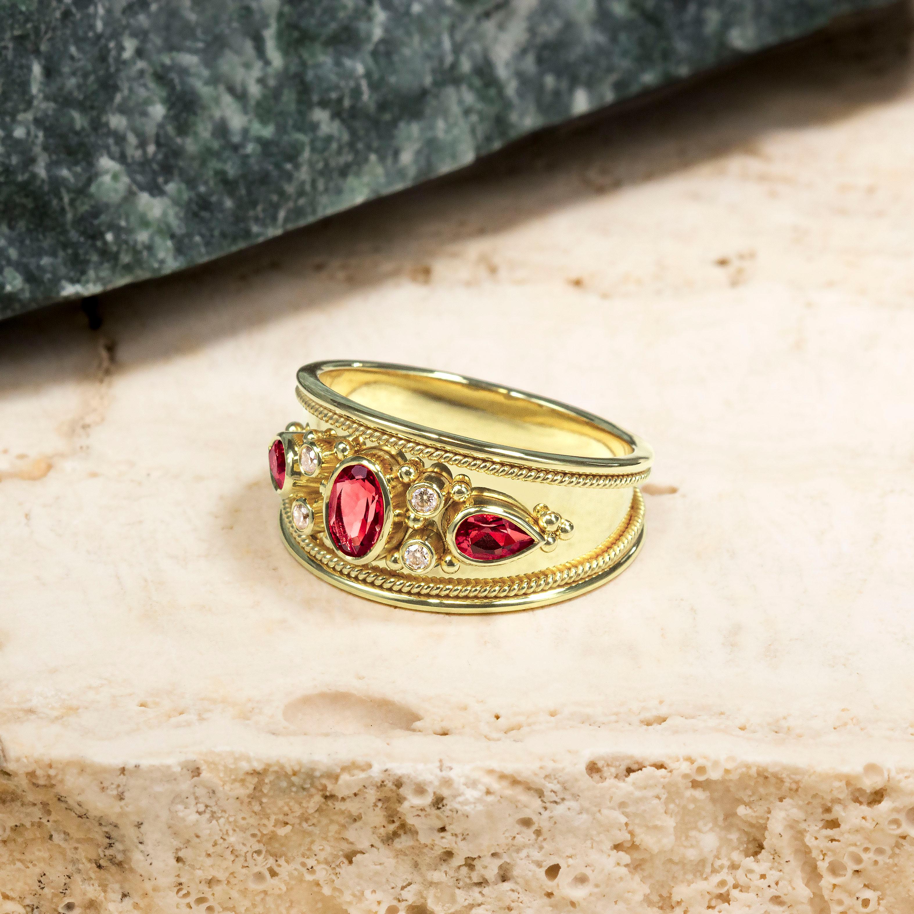 Byzantinischer Goldring aus Gold mit Rubinen, Diamanten und einer glänzenden Oberfläche im Zustand „Neu“ im Angebot in Athens, GR