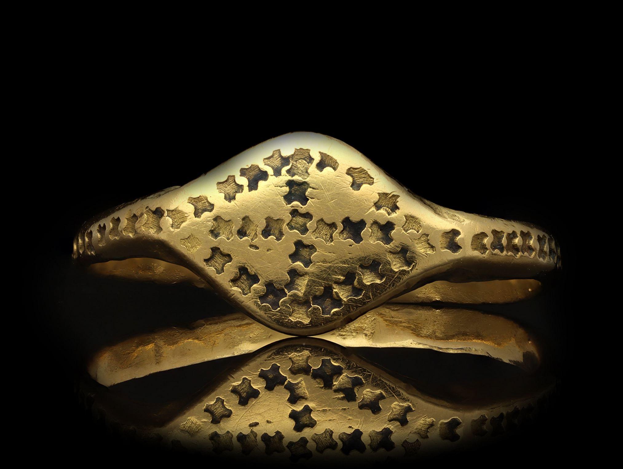 Byzantine gold stamped ring, circa 6th - 10th century. For Sale 1
