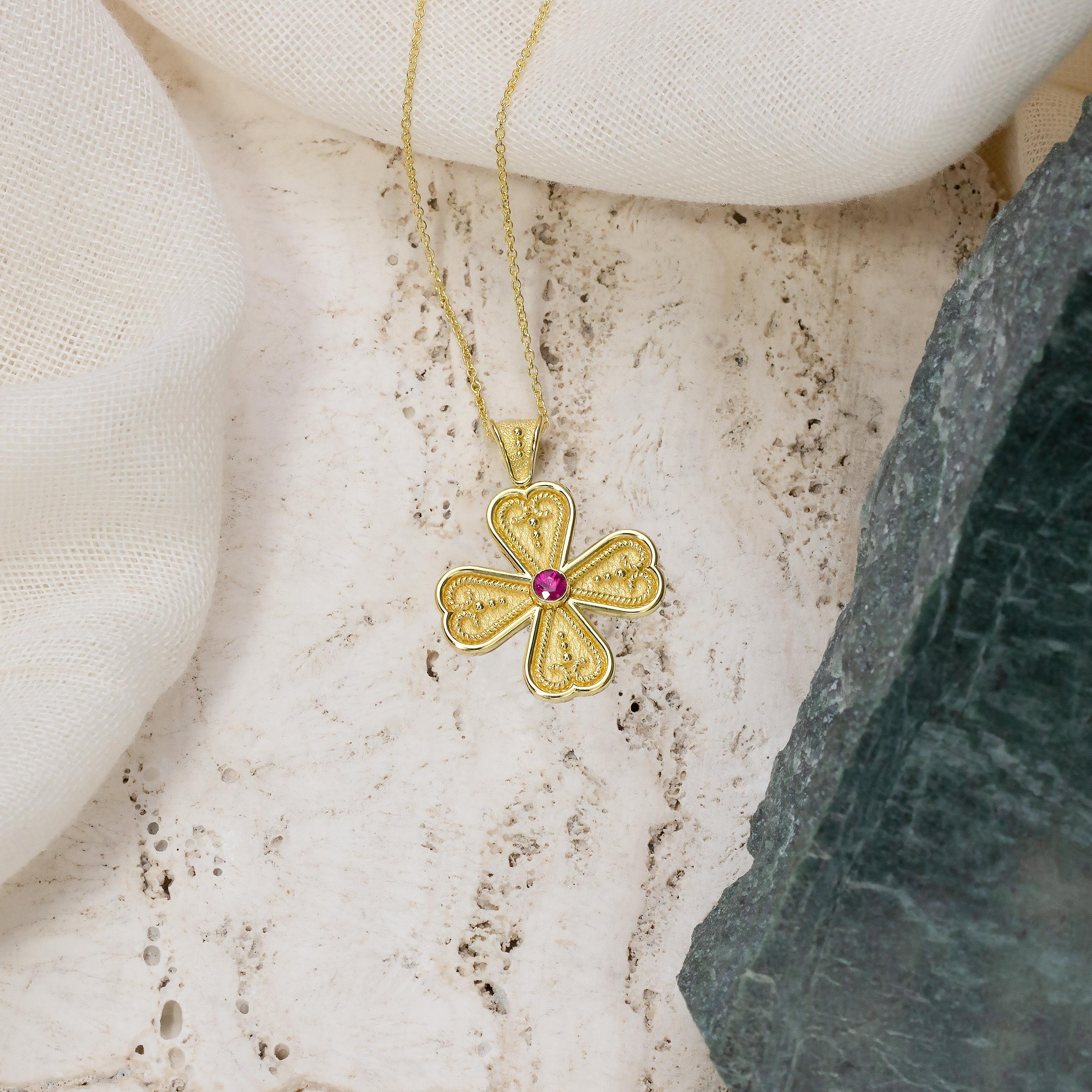 Byzantin Croix de cœur byzantine avec rubis en vente