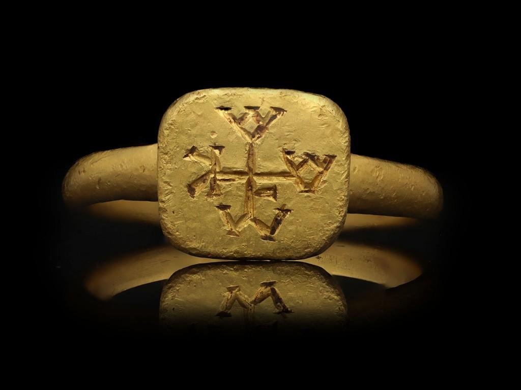Byzantine Monogram Ring in Gold, circa 6th-8th Century AD In Good Condition For Sale In London, GB