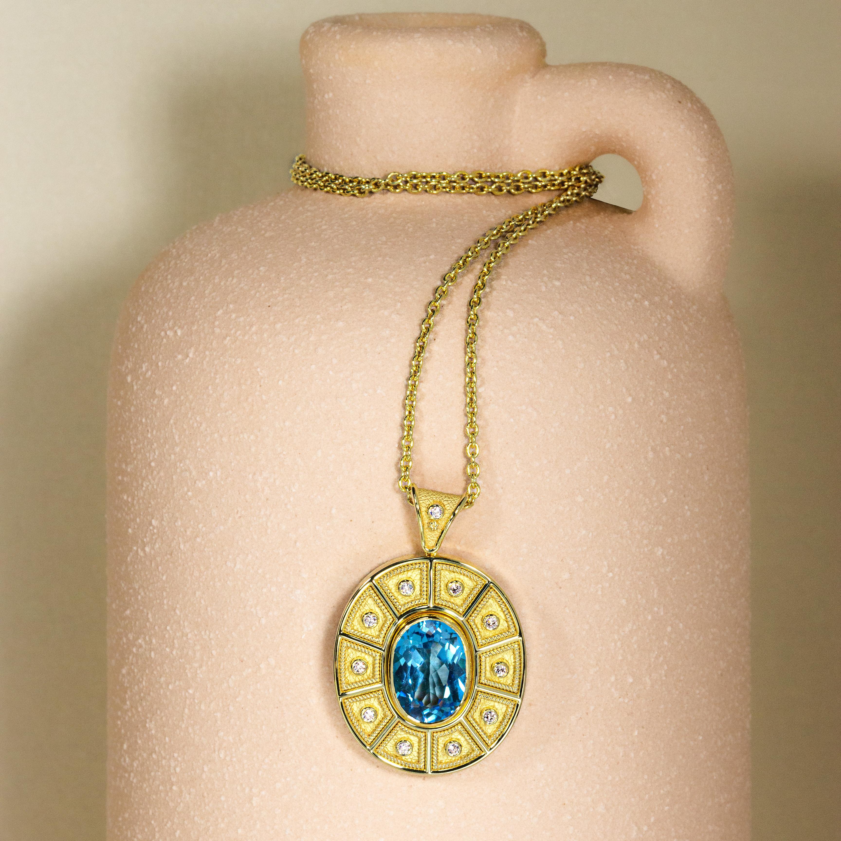 Ovaler byzantinischer Goldanhänger aus Gold mit ovalem Schweizer Topas und Diamanten (Ovalschliff) im Angebot