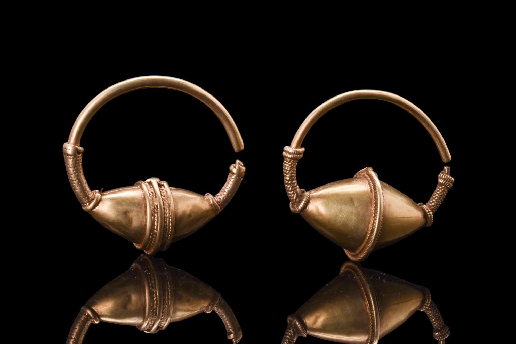Ein byzantinisches Paar passender Elektrum-Ohrringe, die mit größter Kunstfertigkeit und Sorgfalt hergestellt werden. Jeder Ohrring besteht aus einem runden Reif mit einer zentralen, bikonischen Verzierung, die innen hohl ist. Die bikonischen