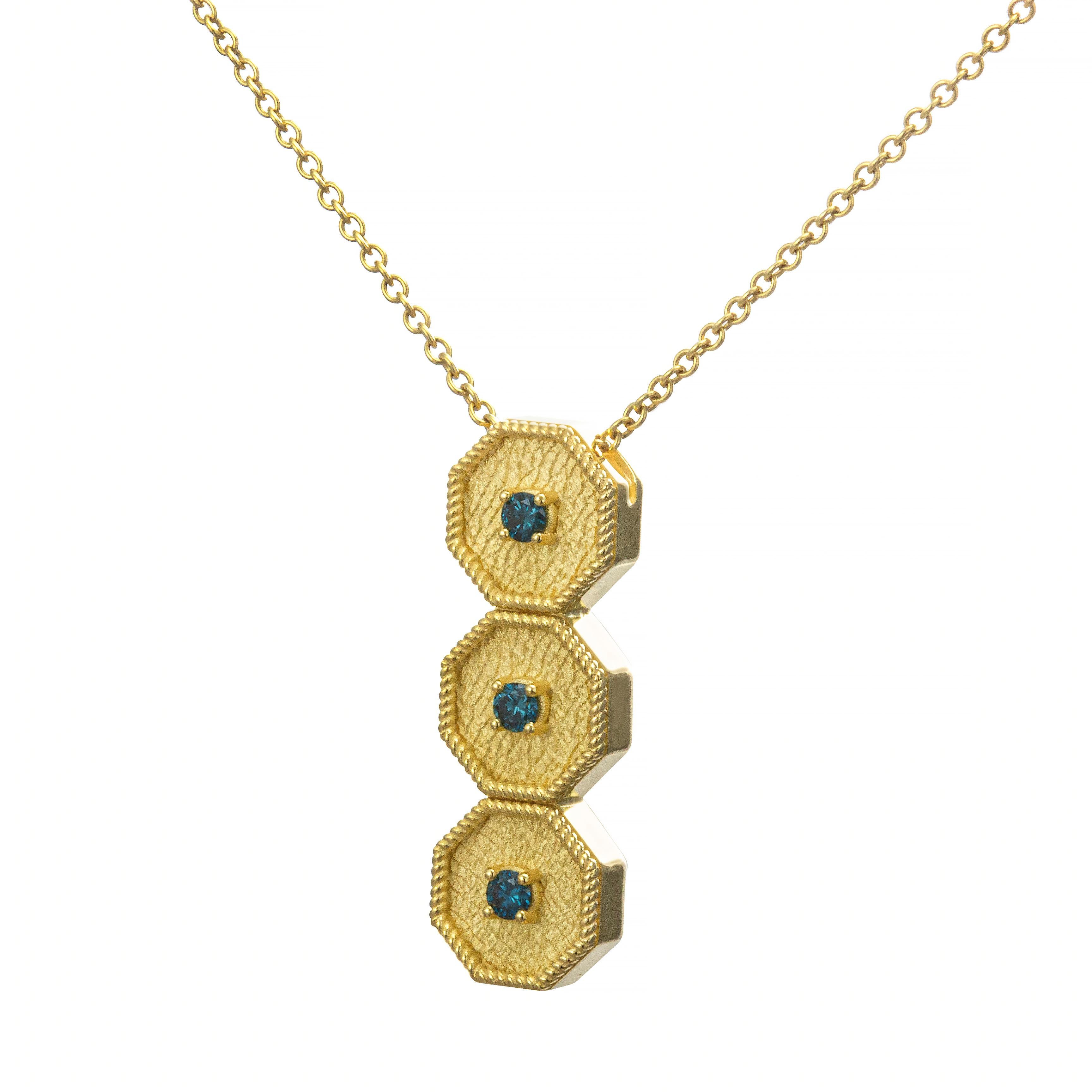 Taille brillant Pendentif byzantin en or polygone avec diamants bleus en vente