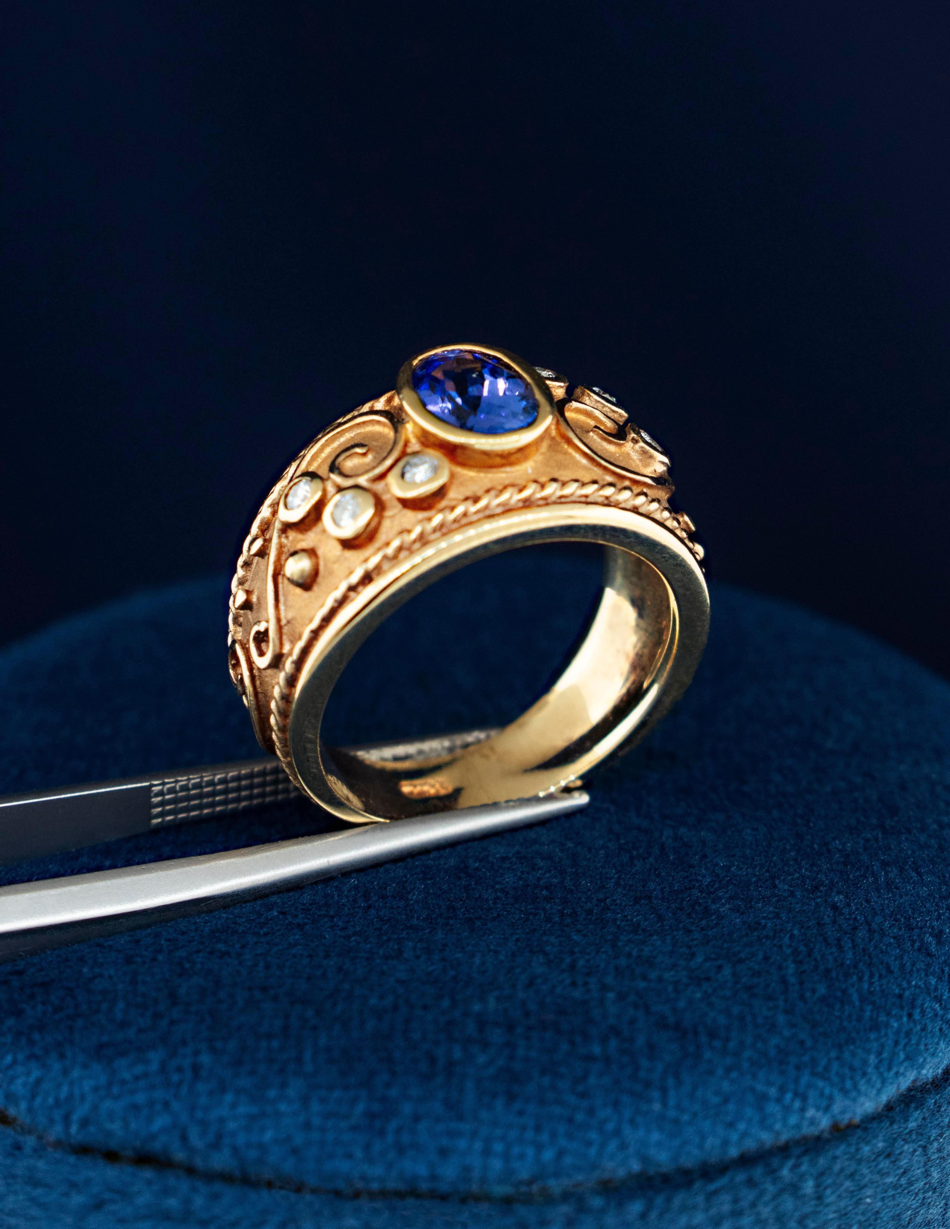 Anillo bizantino con tanzanita ovalada y diamantes montados en oro amarillo de 14 quilates Bizantino en venta