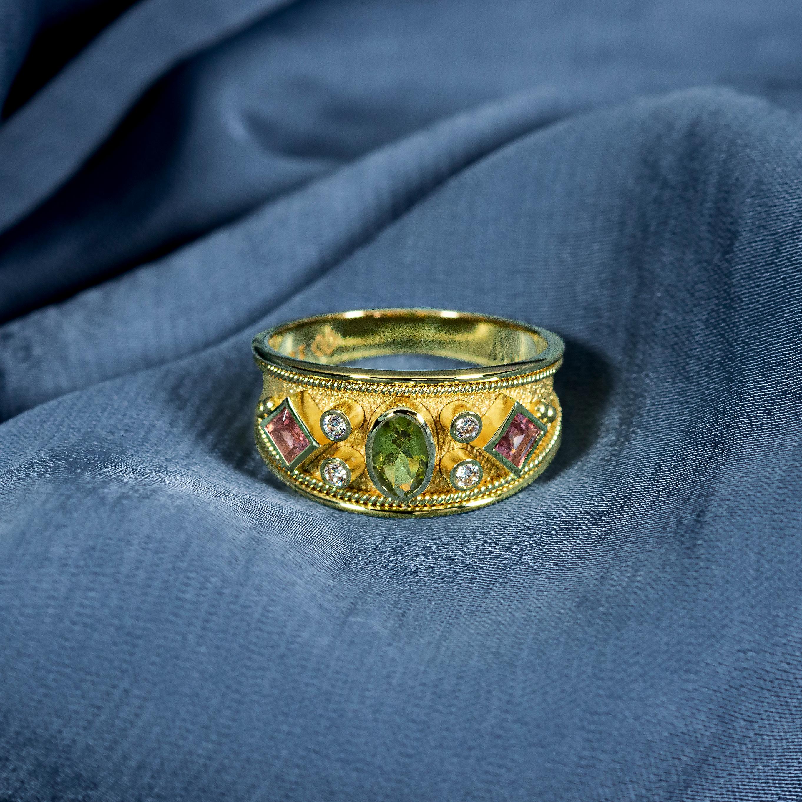 Ornez votre main d'une vibrante démonstration de couleur et d'élégance avec notre bague à anneau, avec deux tourmalines roses, une tourmaline verte au centre, et l'éclat des diamants, un mélange captivant de beauté de la nature et de sophistication