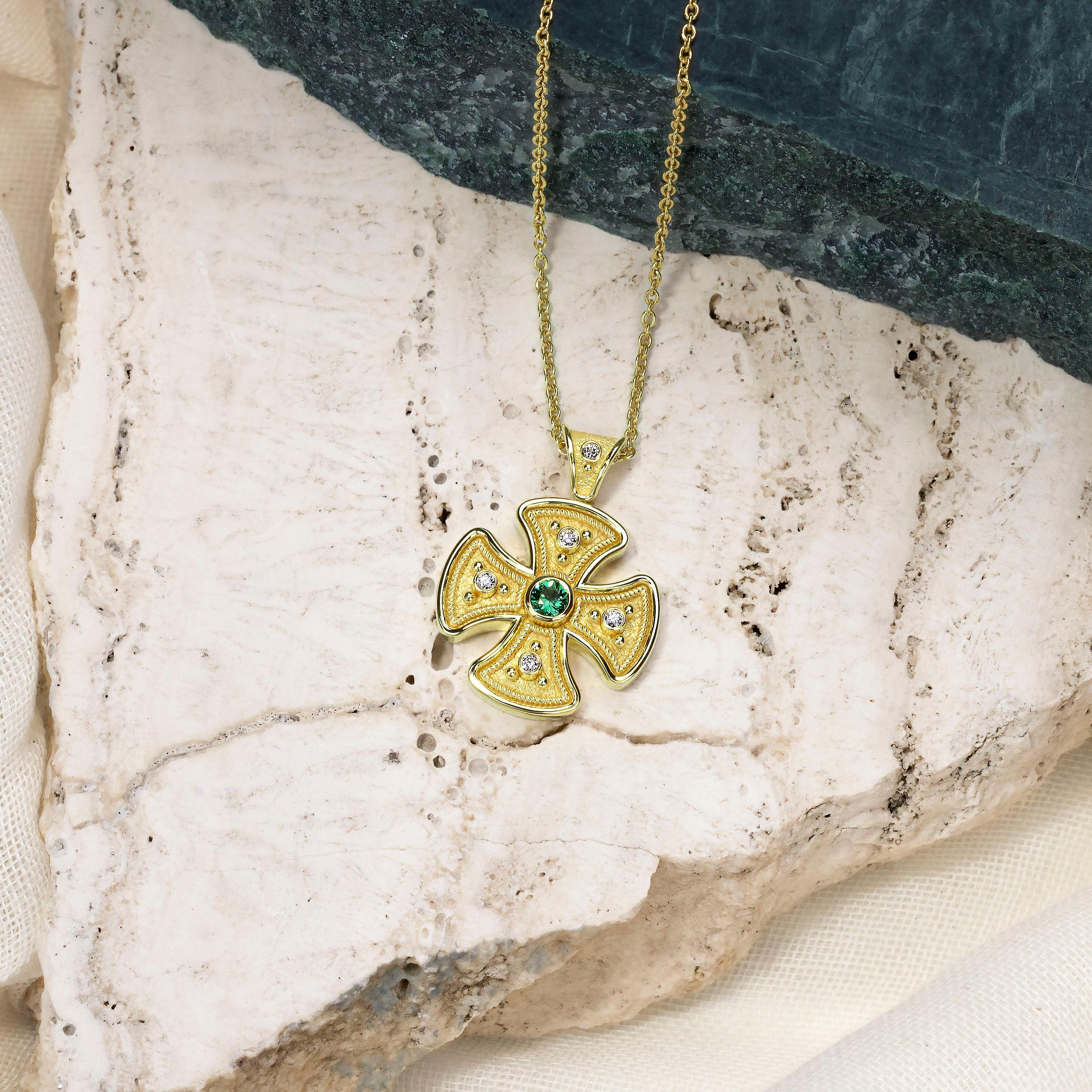 Taille ronde Pendentif croix ronde byzantin avec émeraude et diamants en vente