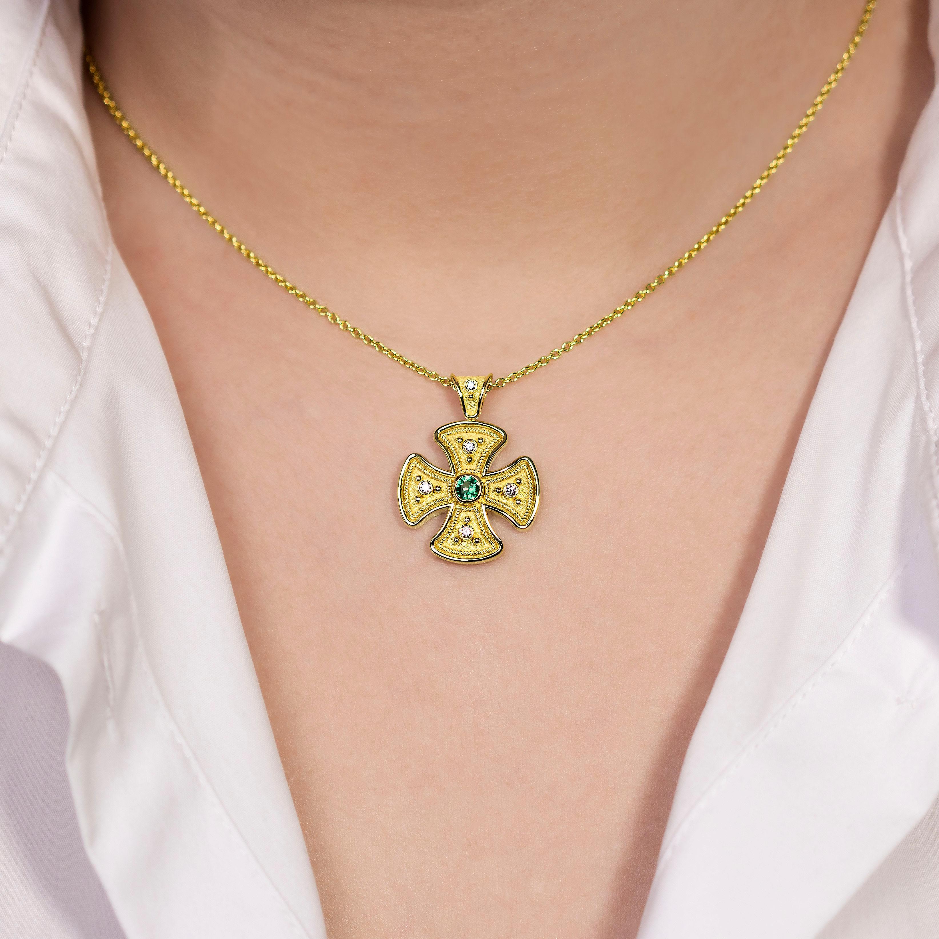 Byzantine Round Cross Pendant with Emerald and Diamonds For Sale 1