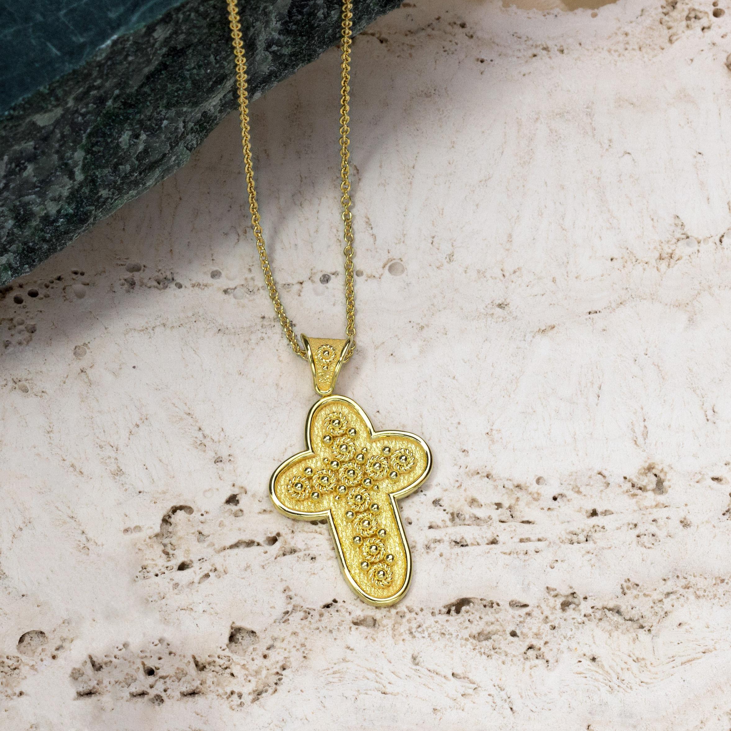 Portez un pendentif en forme de croix en or avec des motifs circulaires complexes, tissés avec une corde dorée et ornés de délicates granulations - un symbole divin de la foi et de la beauté intemporelle.

100% fait à la main dans notre