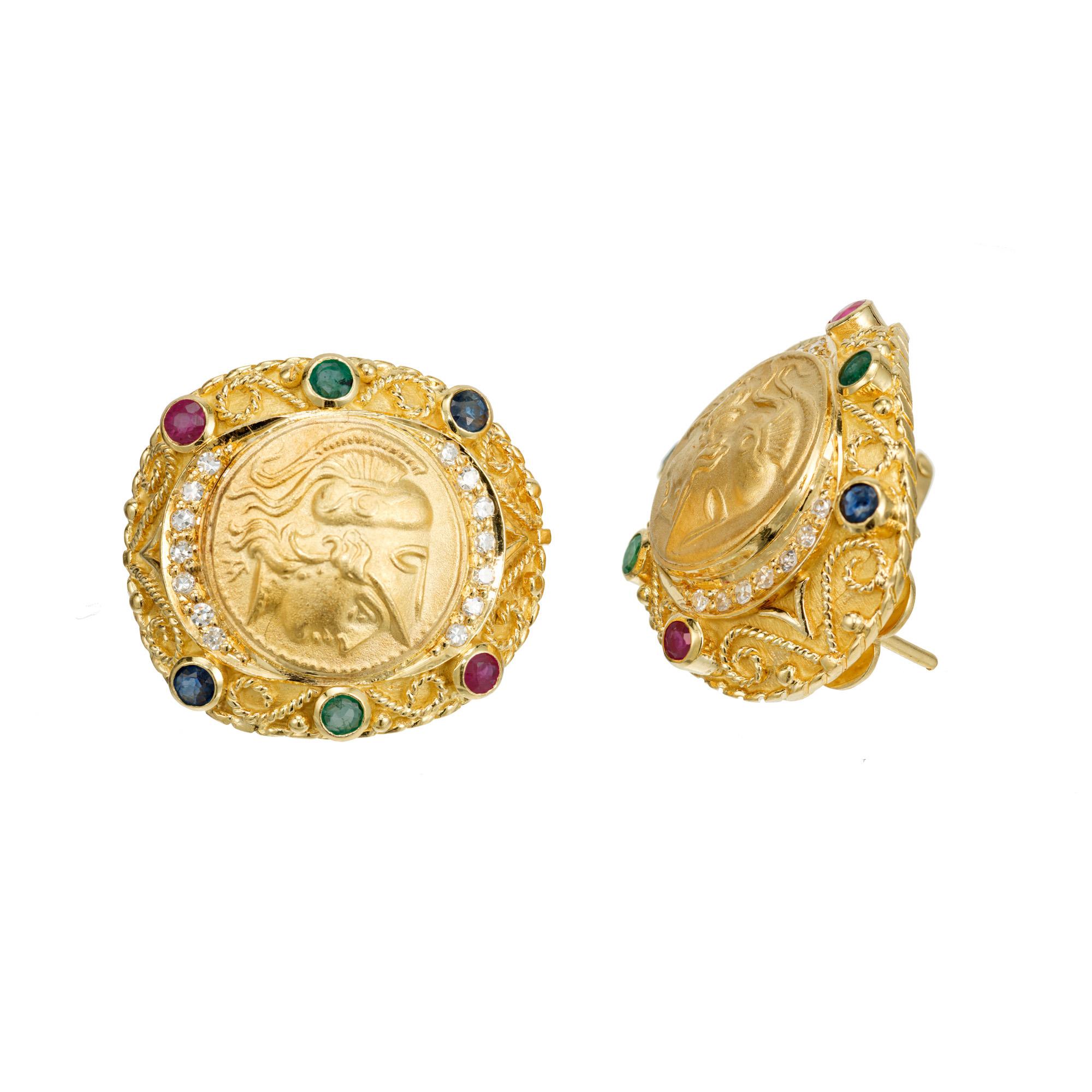 Byzantinische Saphir-Diamant-Rubin-Smaragd-Ohrclips aus Gelbgold  (Rundschliff) im Angebot