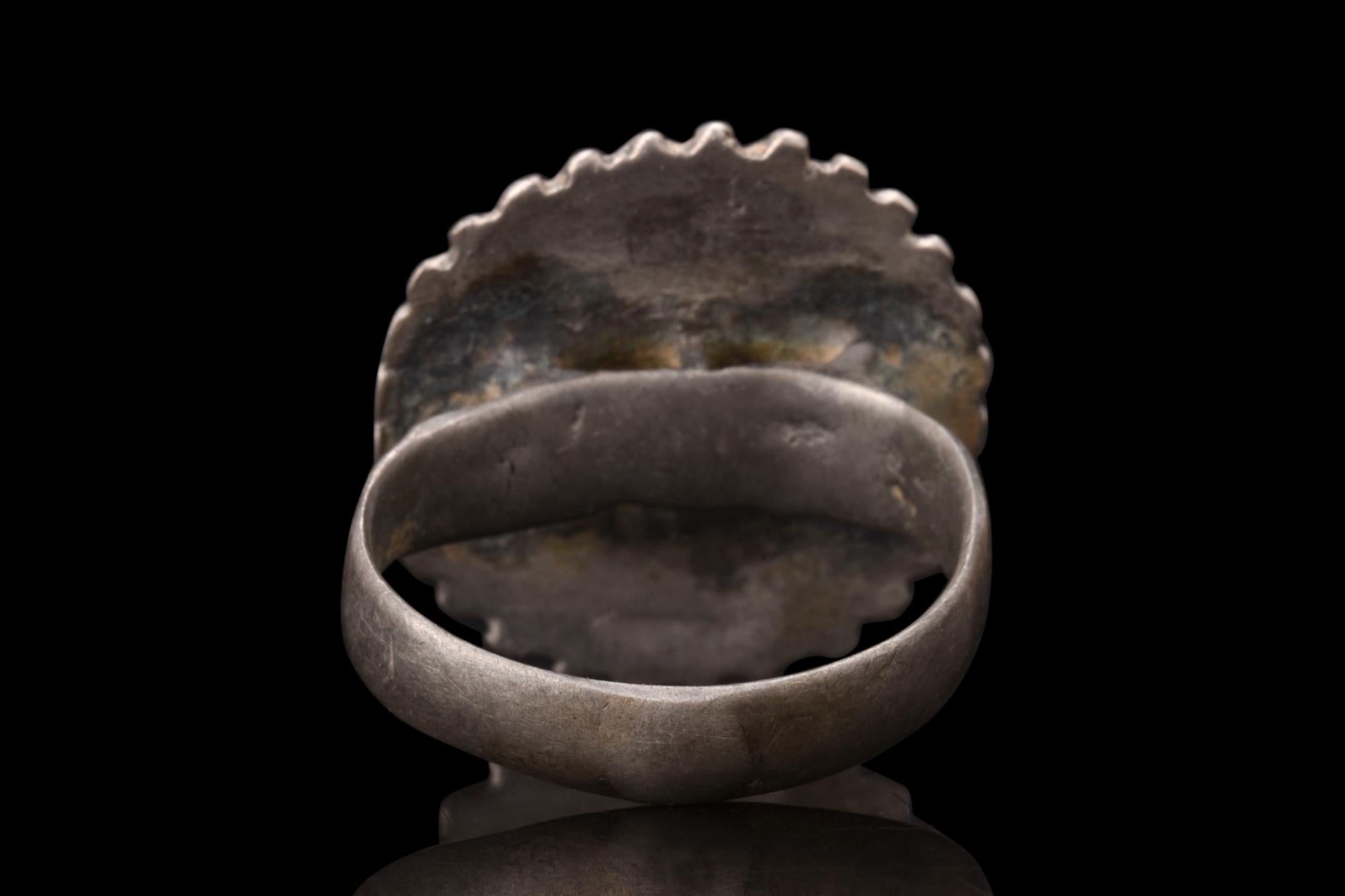 Byzantinischer Silberring mit Granat-Schilfrohr-Lünette im Zustand „Gut“ im Angebot in London, GB