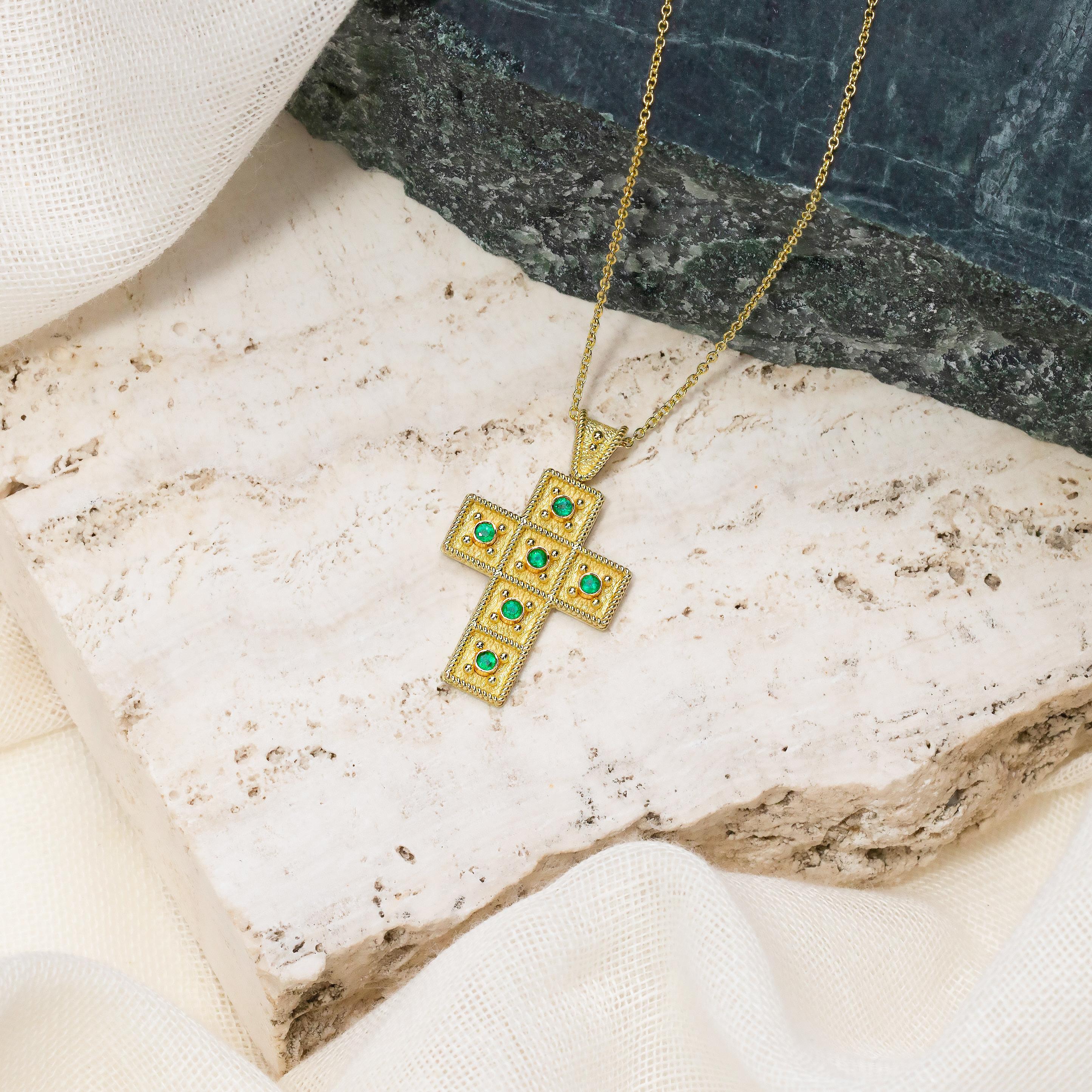 Byzantinisches quadratisches Kreuz mit Smaragden (Rundschliff) im Angebot