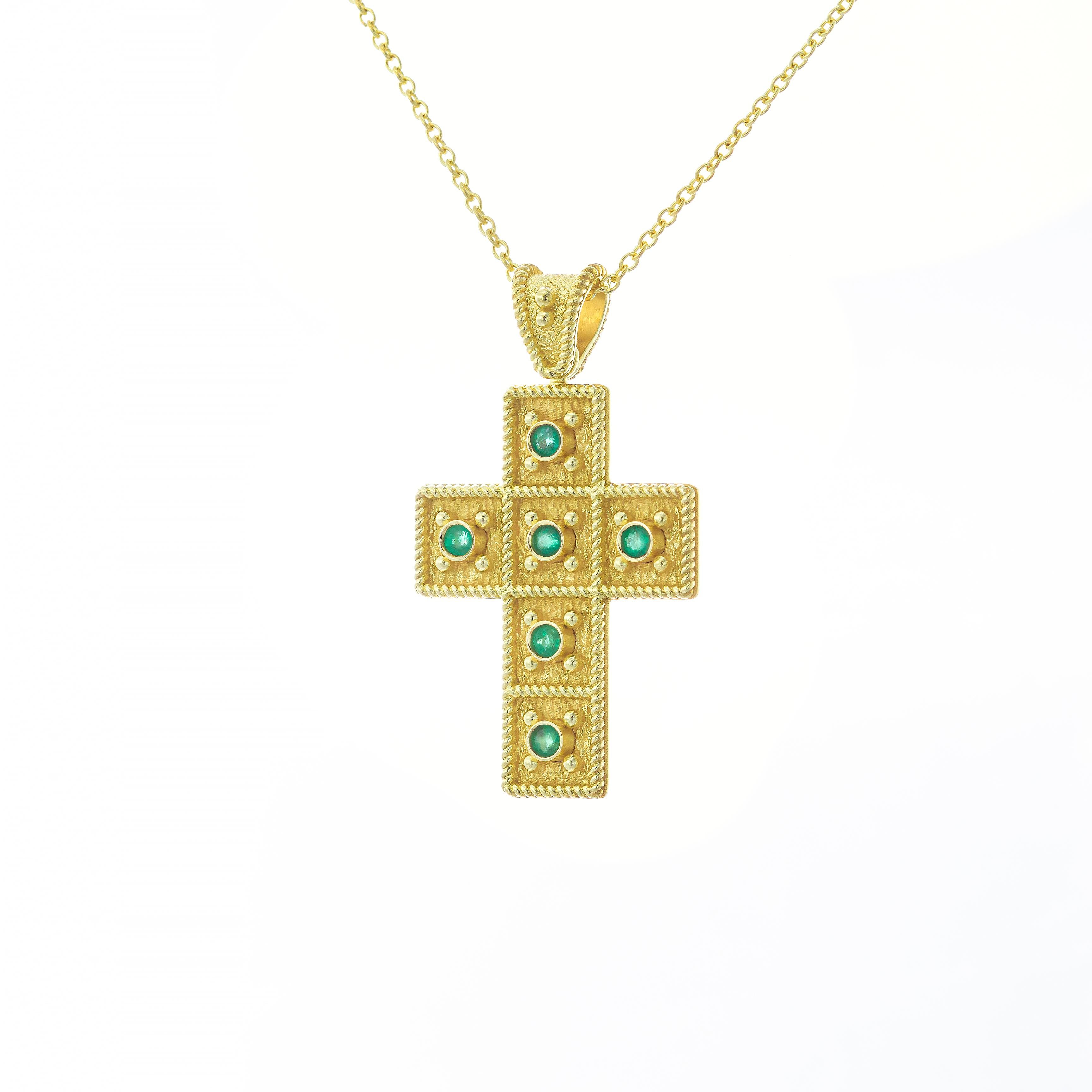 Taille ronde Croix carrée byzantine avec émeraudes en vente