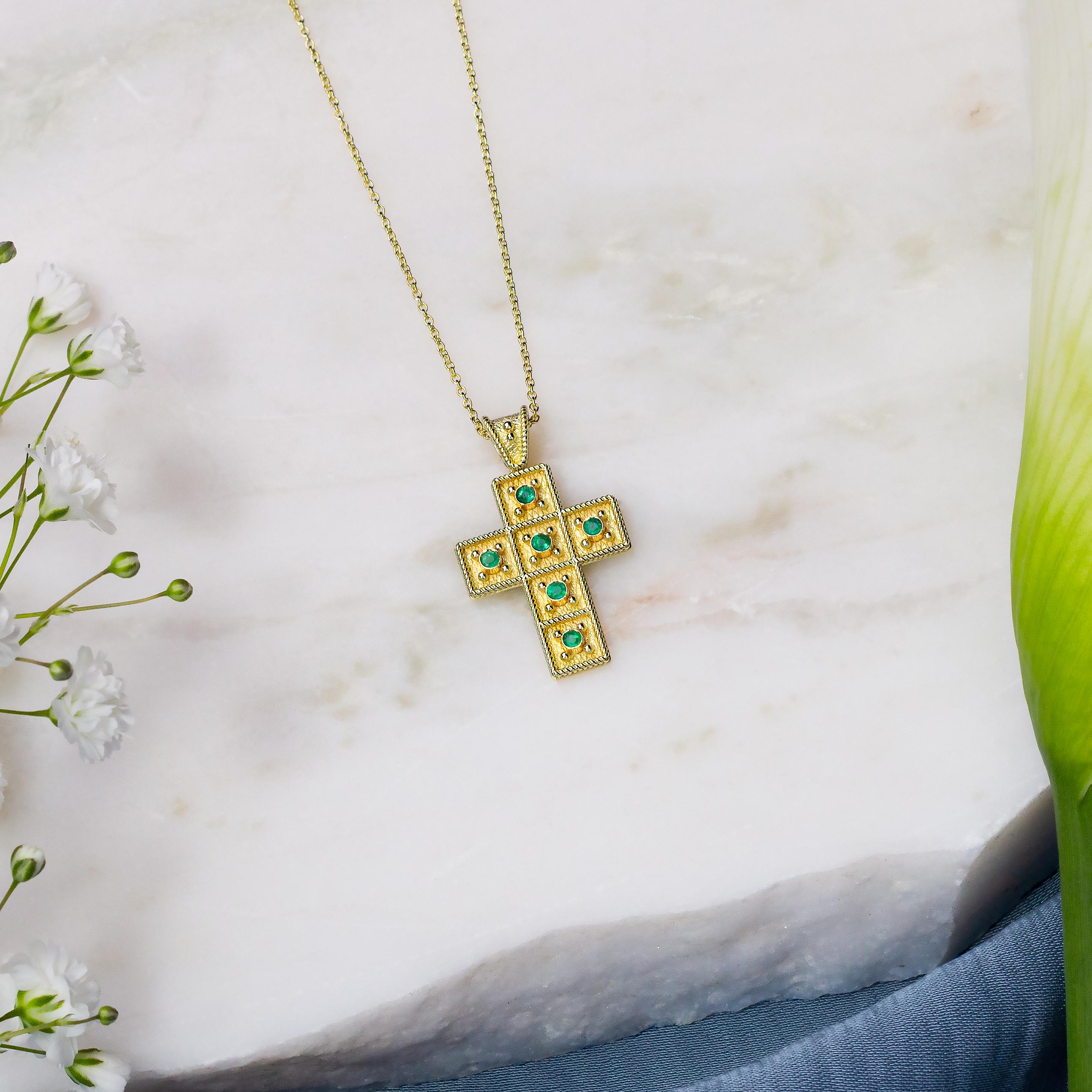Croix carrée byzantine avec émeraudes Pour femmes en vente