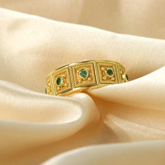 Bague carrée byzantine en or avec émeraudes