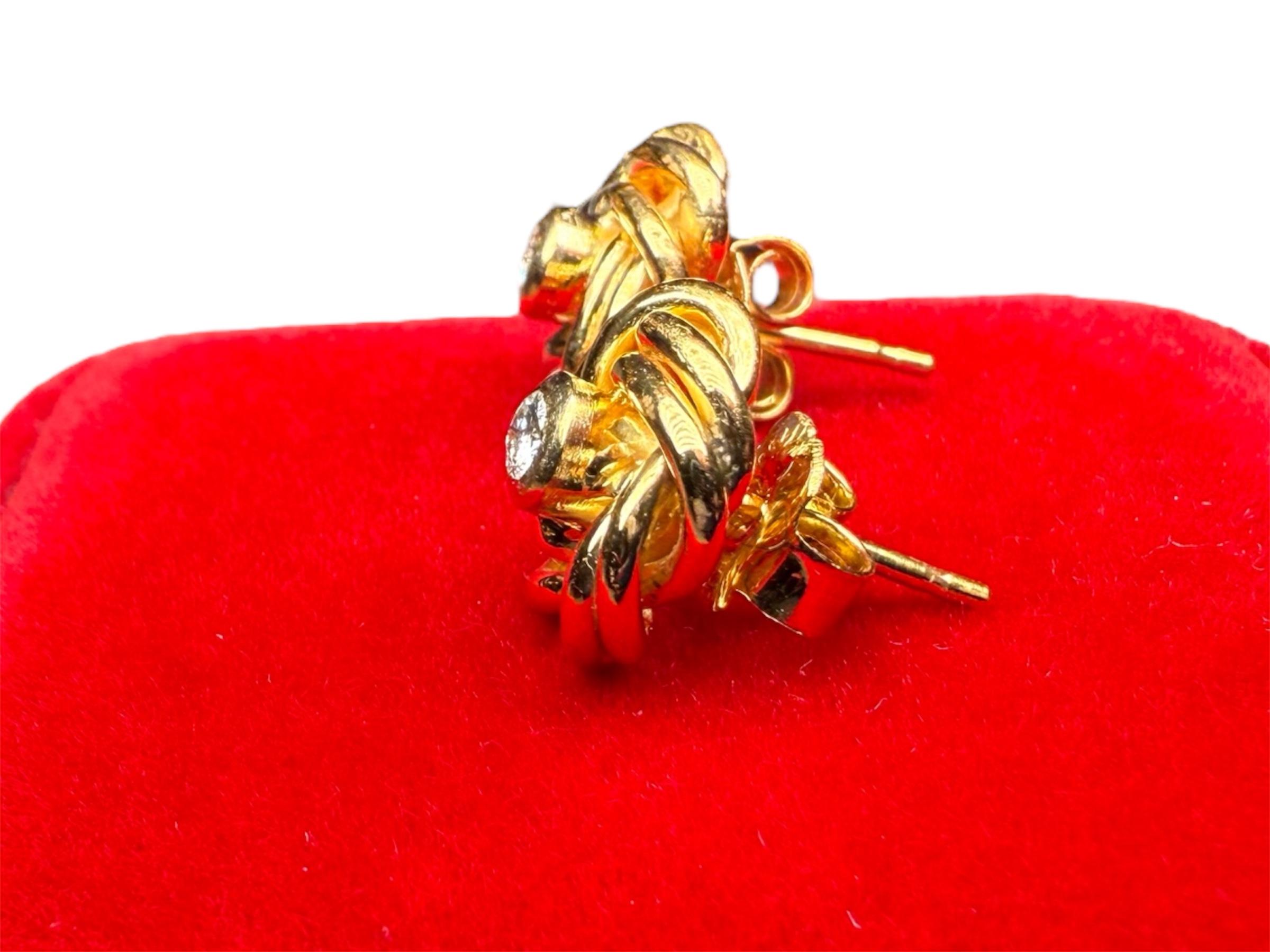 Orecchini in stile bizantino in oro 18 carati con nodo e diamante In condizioni buone in vendita a Guaynabo, PR