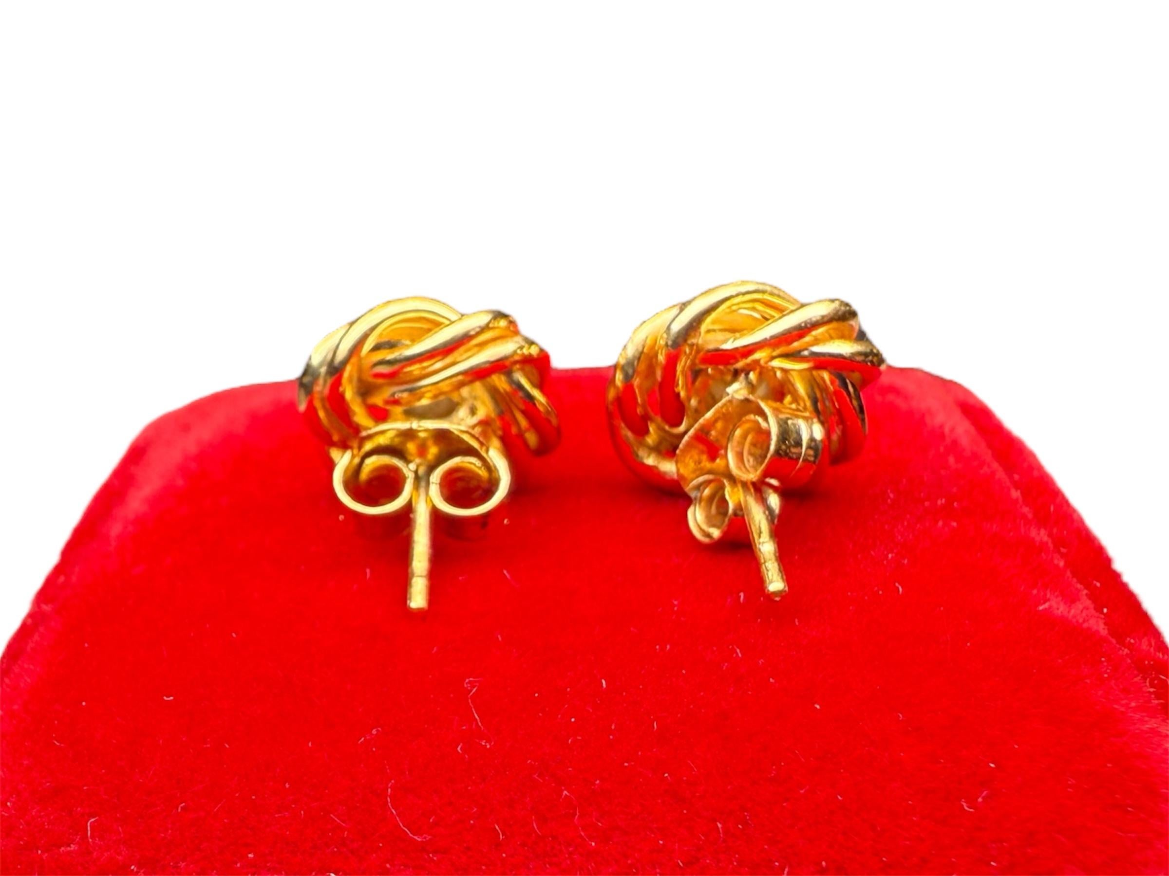 Orecchini in stile bizantino in oro 18 carati con nodo e diamante in vendita 1