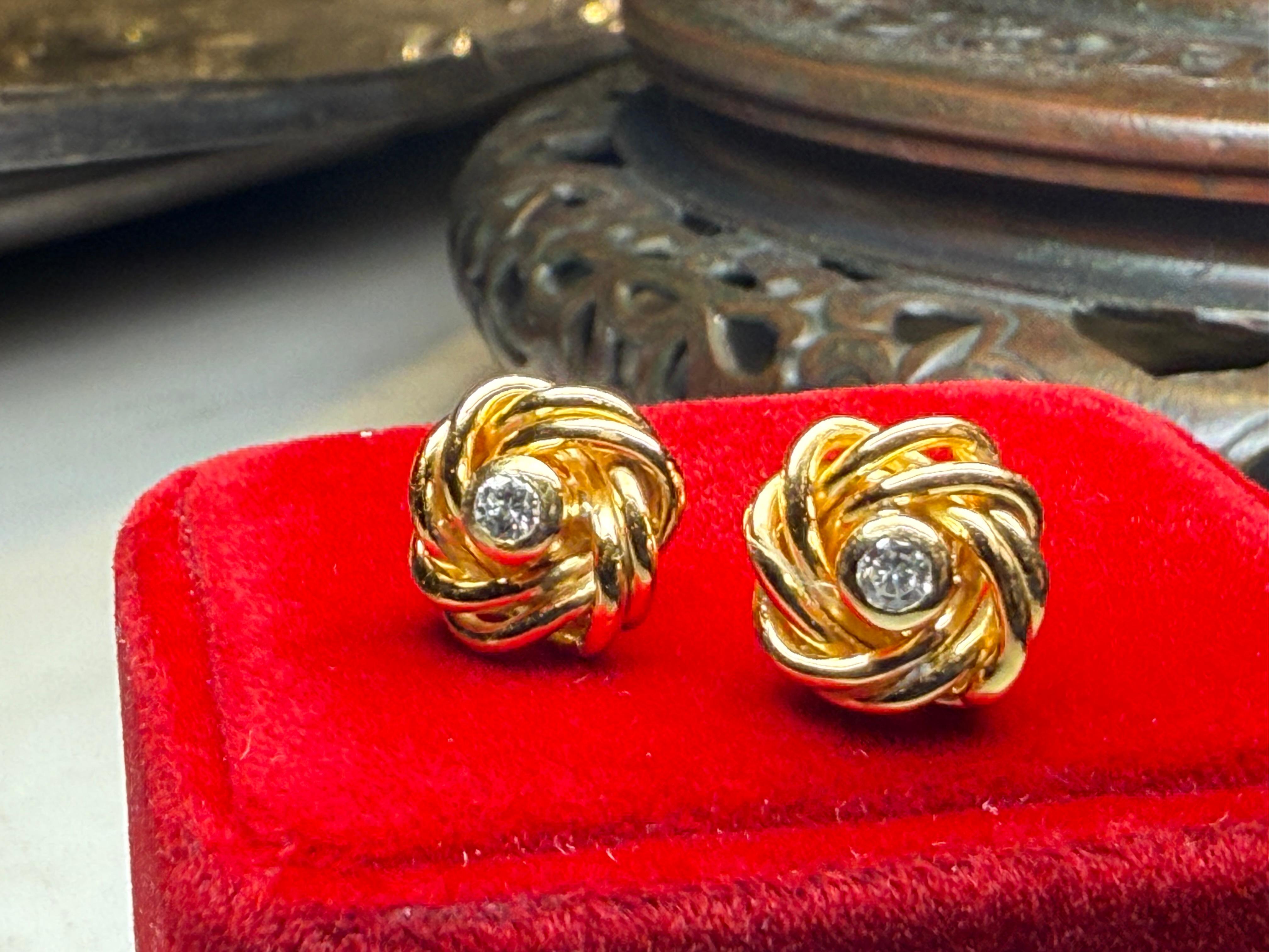 Orecchini in stile bizantino in oro 18 carati con nodo e diamante in vendita 3