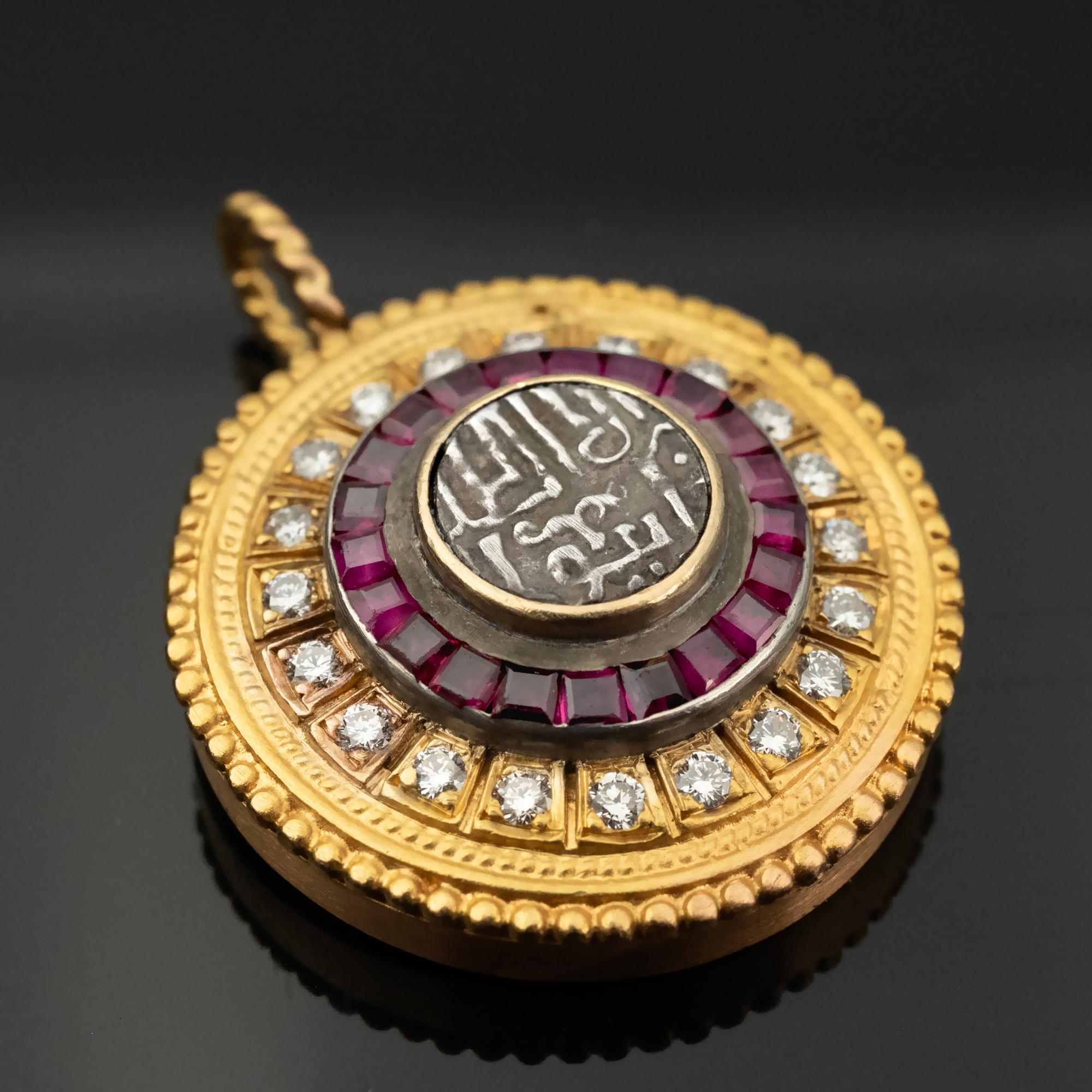 
Fabriqué à la main en luxueux or 22 carats, ce collier-pendentif témoigne de l'élégance byzantine, avec un poids de 14,1 grammes. En son cœur se trouve une pièce de monnaie ancienne ornée d'une délicate écriture arabe, sur fond d'argent poli. Cette