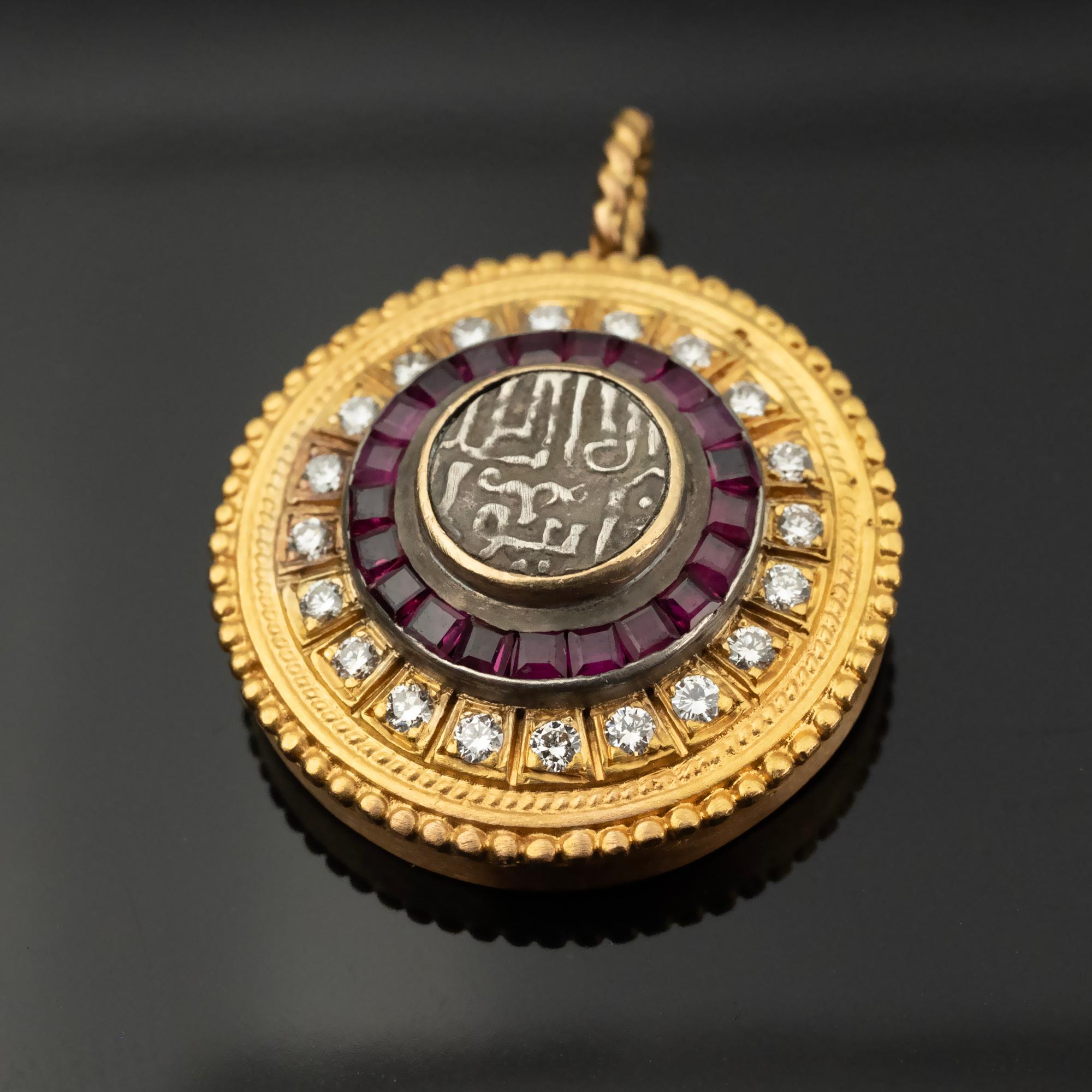 Byzantin Pendentif de style byzantin en or 22 carats avec pièce de monnaie ancienne, rubis et diamants en vente