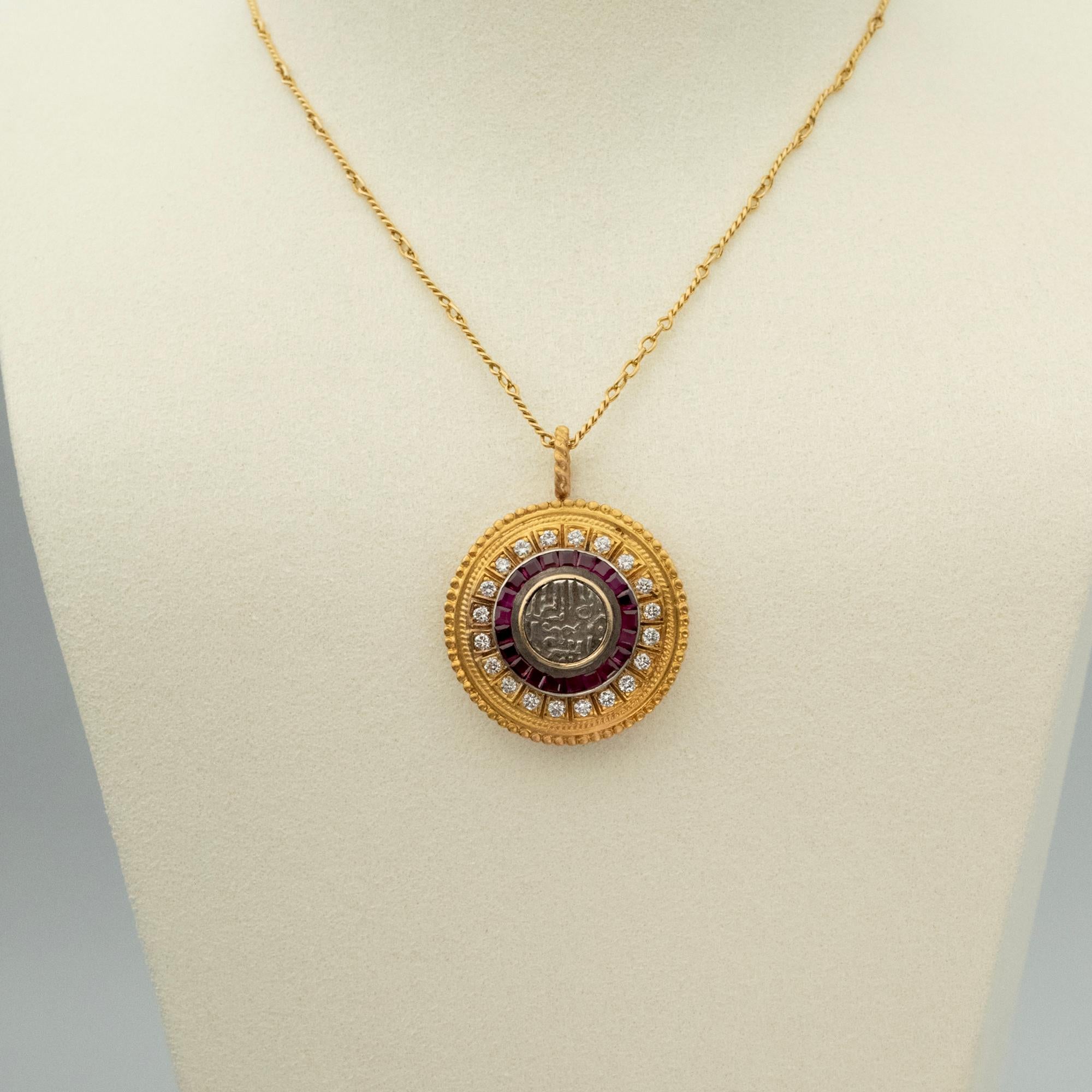 Taille ronde Pendentif de style byzantin en or 22 carats avec pièce de monnaie ancienne, rubis et diamants en vente