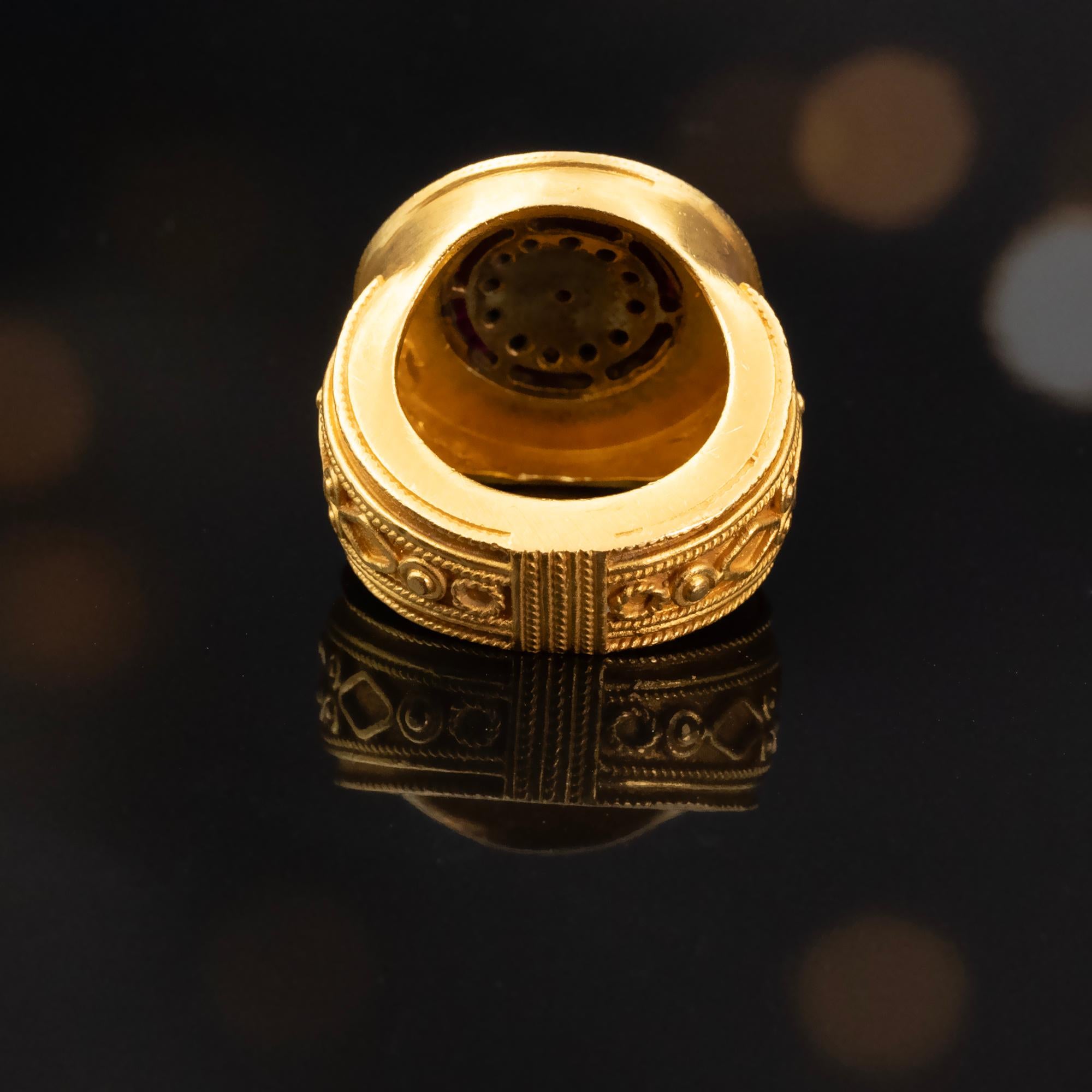 Byzantin Bague de style byzantin en or 22 carats avec pièce de monnaie ancienne, rubis et diamants en vente