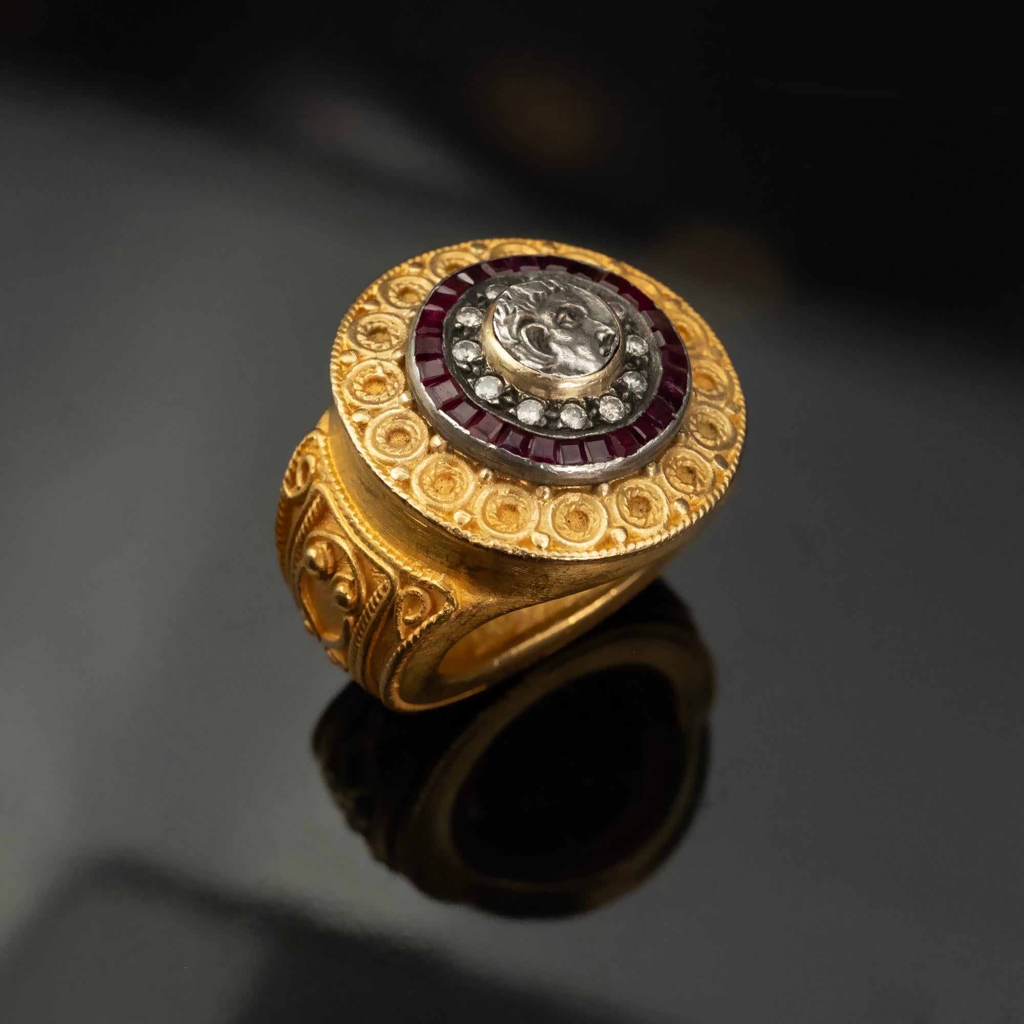 Taille ronde Bague de style byzantin en or 22 carats avec pièce de monnaie ancienne, rubis et diamants en vente