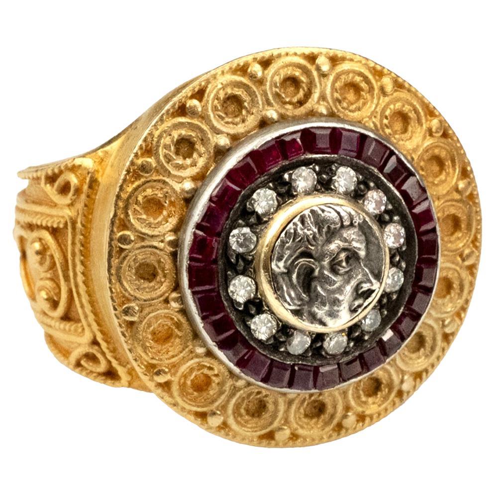 Bague de style byzantin en or 22 carats avec pièce de monnaie ancienne, rubis et diamants en vente